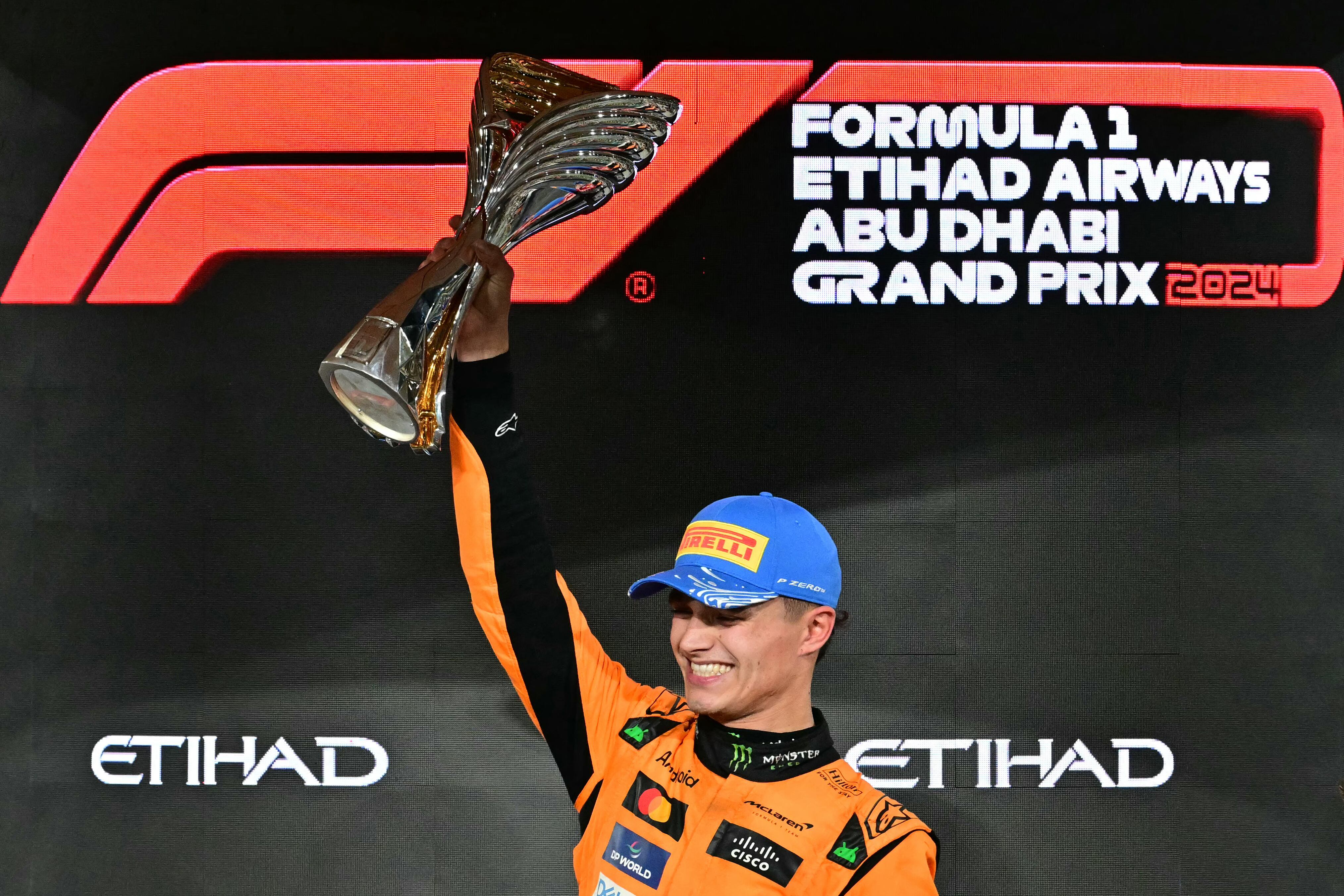 El piloto británico de McLaren, Lando Norris, celebra en el podio tras ganar el Gran Premio de Fórmula Uno de Abu Dabi en el Circuito Yas Marina en Abu Dabi el 8 de diciembre de 2024.