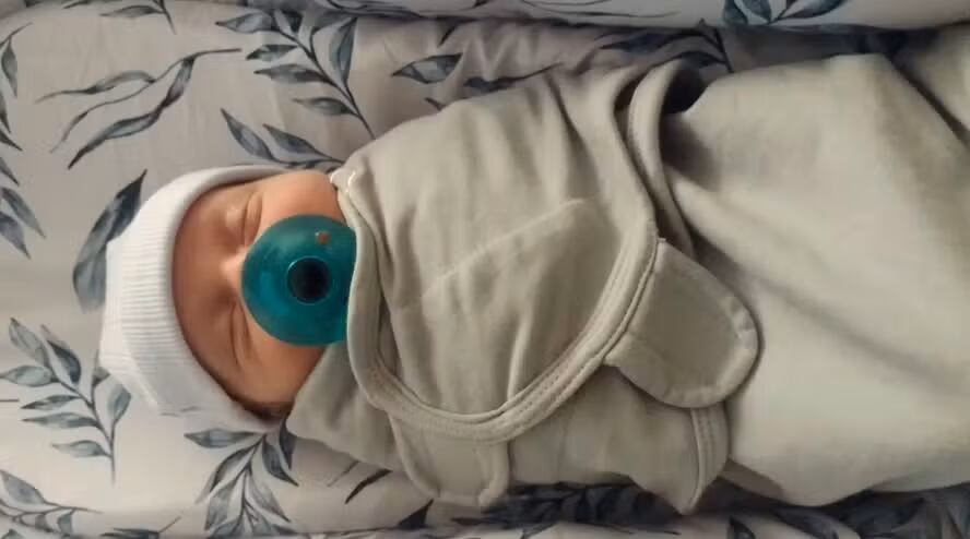 El embrión fue creado en 1994 y permaneció almacenado hasta su implantación este año. El bebé nació el 26 de julio en Estados Unidos.