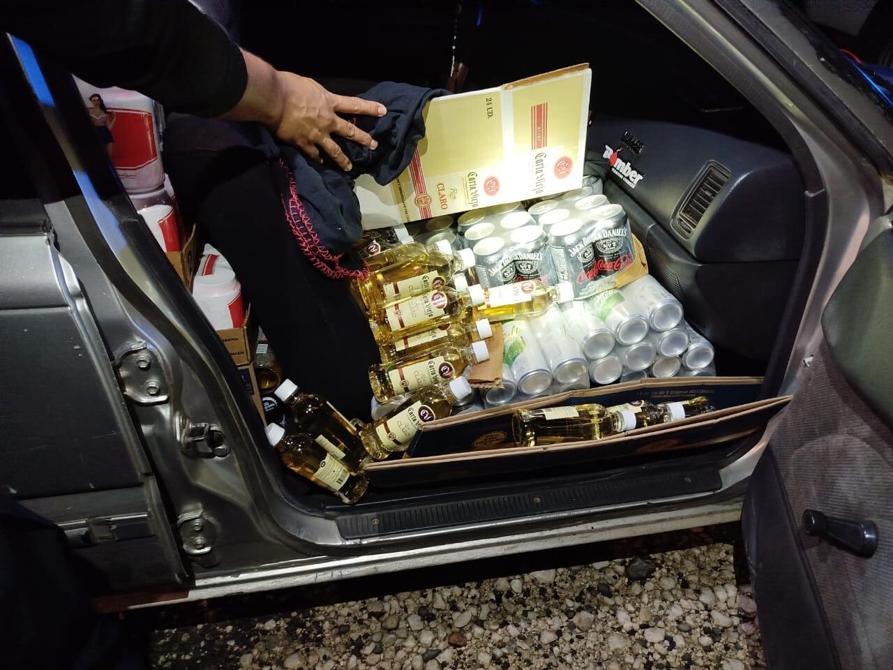 El vehículo llevaba una importante carga de licor, que fue detectada a simple vista por la policía