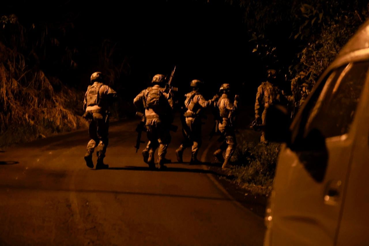 Agentes del Servicio Especial de Respuesta Táctica (SERT), ingresaron a las 4:00 a.m., a una vivienda en la comunidad de El Tambor de Alajuela para detener a un sospechoso de participar en el asesinato de un promotor de eventos.