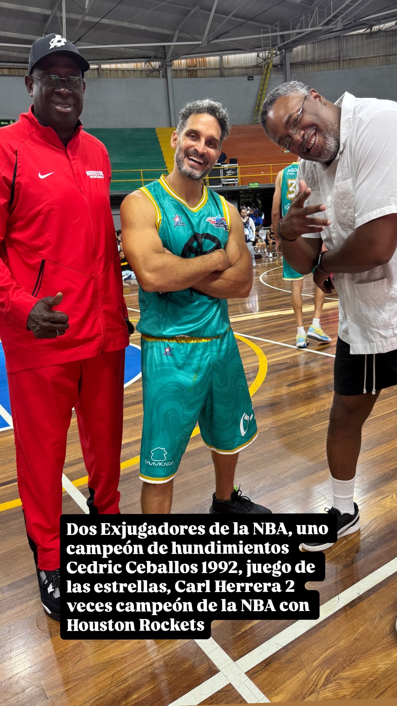 Bismarck Méndez junto a Cedric Ceballos y Carl Herrera, leyendas de la NBA.