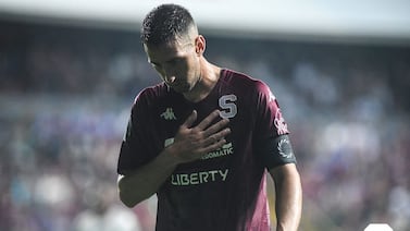 Mariano Torres se gana la roja con un ‘patadón’: vea la merecida expulsión del capitán de Saprissa