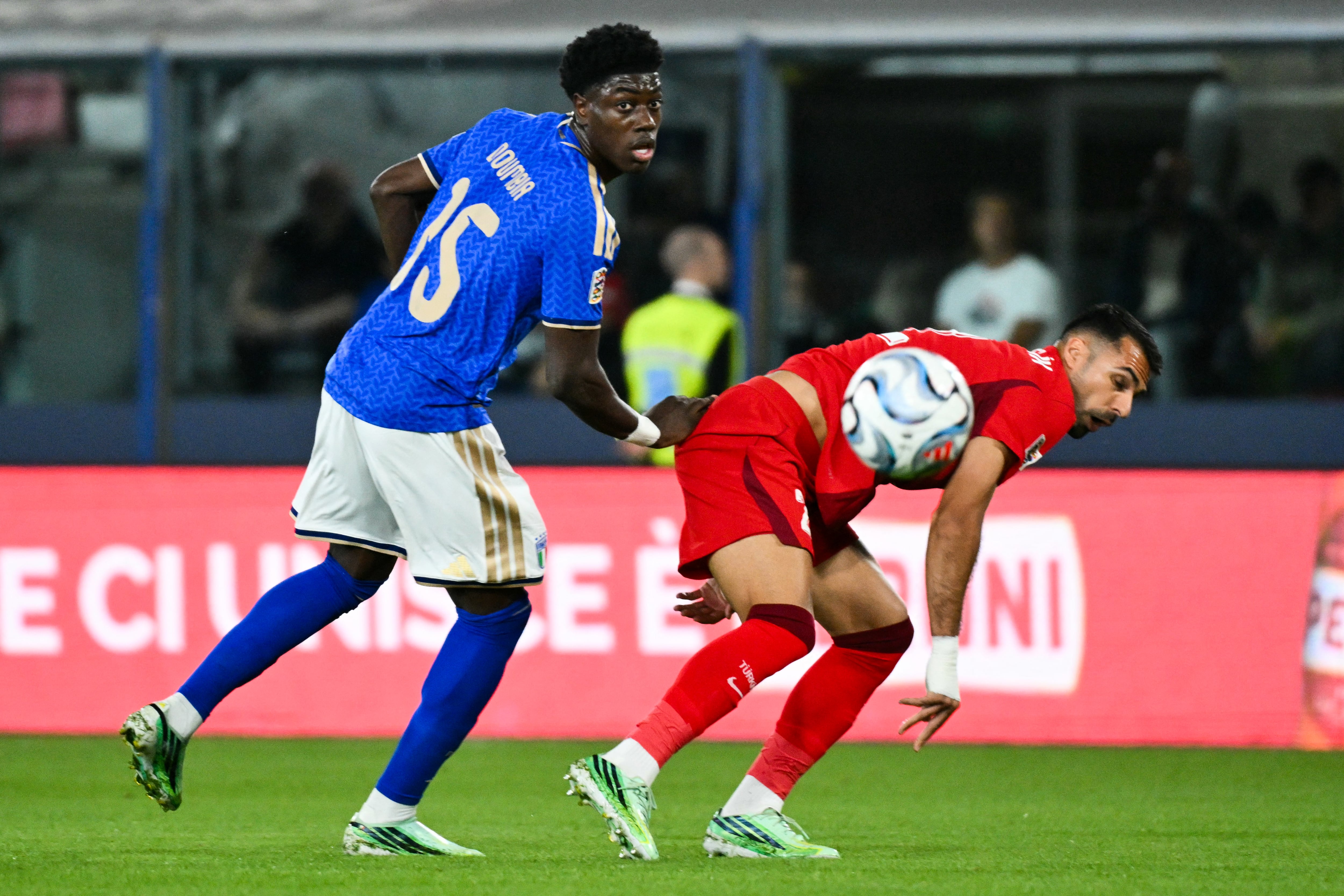 El volante de la Selección de Italia Issa Doumbia disputa el balón con el turco Zeki Celik, en este partido por la Nations League de Europa en Bolonia.