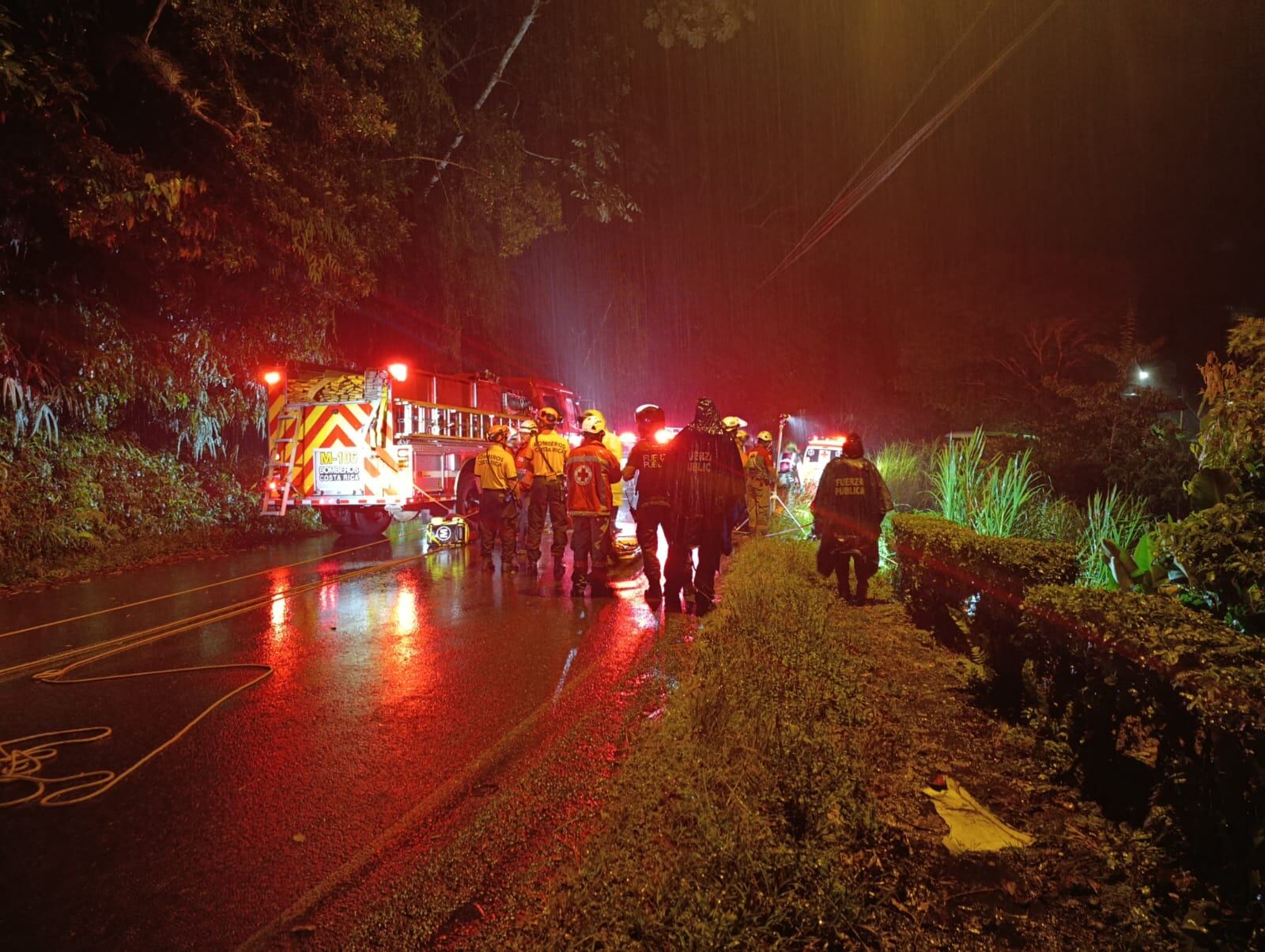 Un vehículo volcó a un río con seis personas adentro, en Turrialba de Cartago.