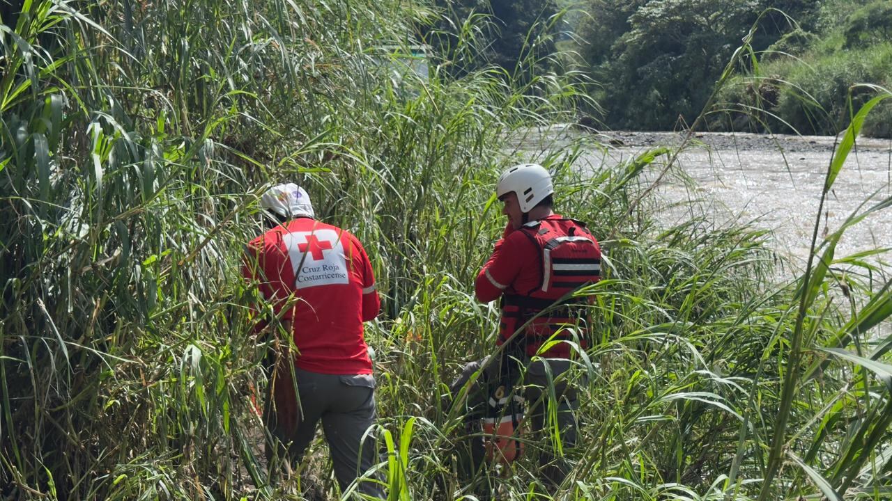 Busqueda de Leandro Mangas, el niño de 5 años, desaparecido al caer en una alcantarilla en Purral, Goicoechea, la Cruz Roja se mantiene en el río Tárcoles. Foto: Cruz Roja