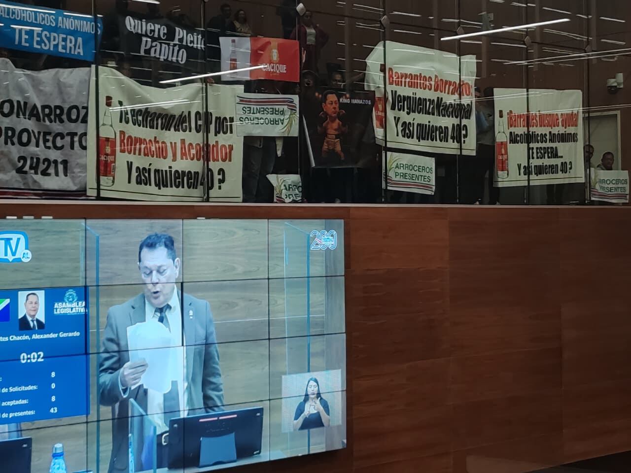 Manifestantes protestaron desde la barra de público de la Asamblea Legislativa, contra el diputado chavista Alexander Barrantes, con carteles que hacían alusión al zafarrancho que protagonizó el legislador oficialista en un parqueo privado el fin de semana.