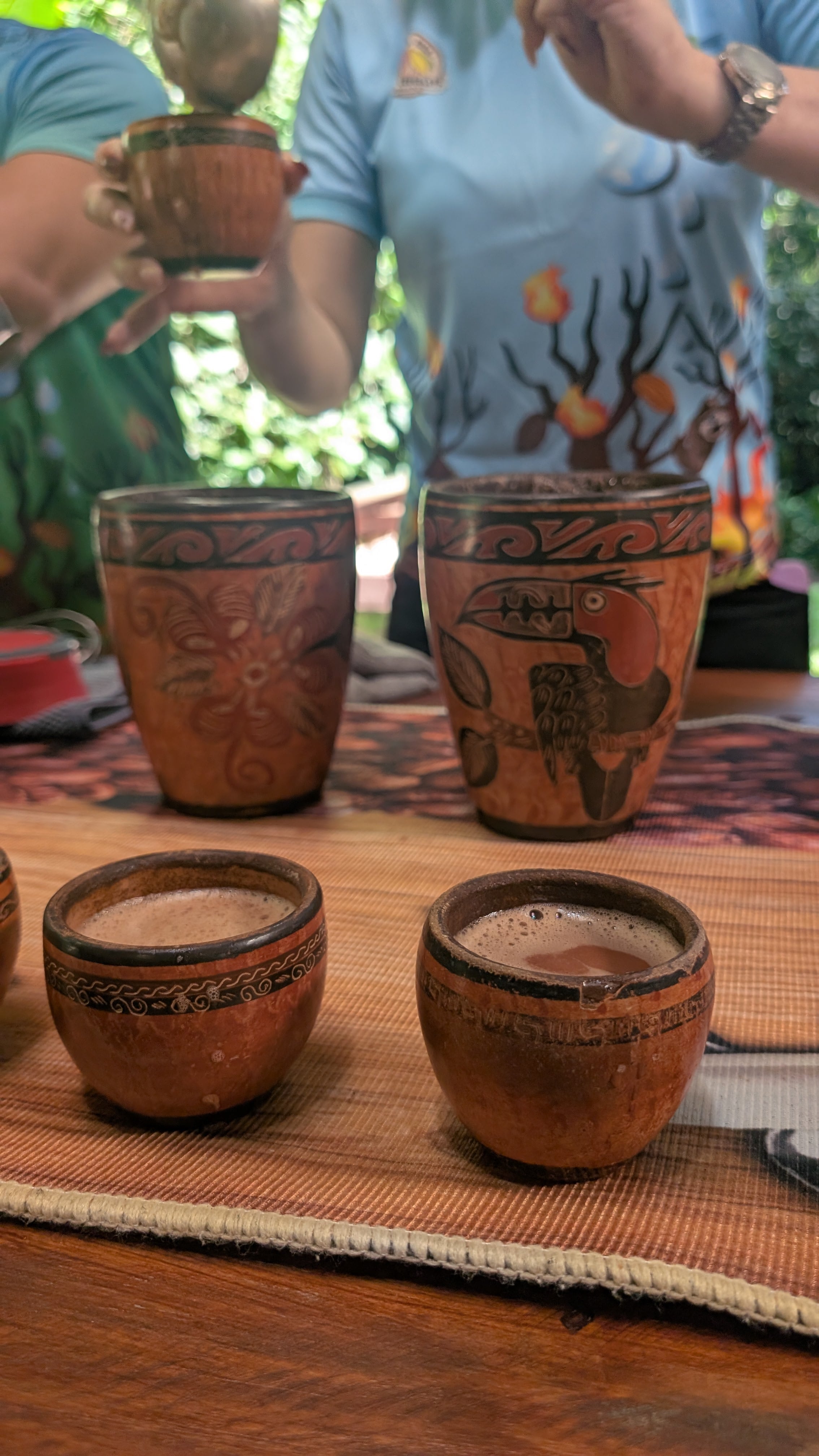 ¿Qué diferencia al chocolate del cacao? ¿Qué diferencia a un chocolate de 70% de pureza, de uno de 90% de pureza? ¿Qué diferencia hace que en ese 30% restantes se agregue leche? ¿Qué diferencia hace el método de tostado? Todos estos factores influyen no solo en el sabor del producto, sino en el impacto que este tendrá en su salud.