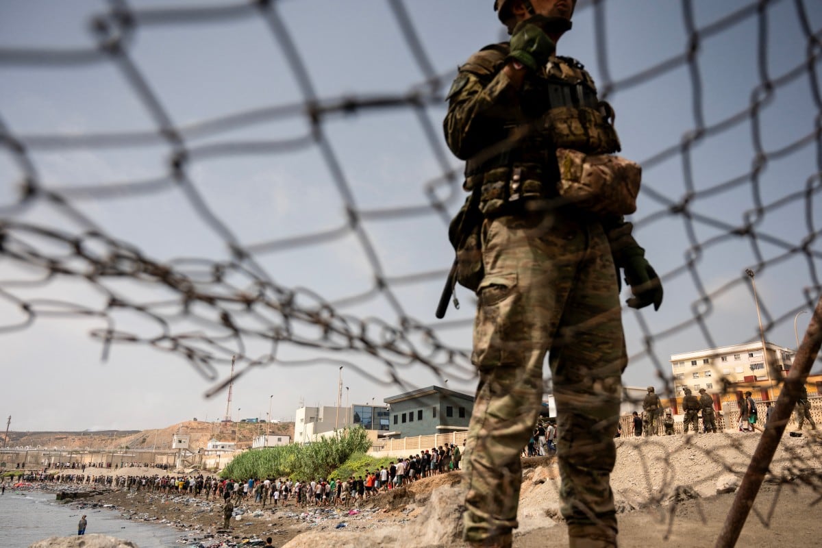 Migrantes regresan a Marruecos después de cruzar la frontera para entrar en el enclave español de Ceuta, en el norte de África, el 31 de julio de 2026.