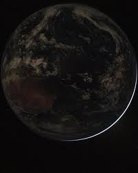 En esta imagen de la Tierra tomada por la tripulación de Artemis II, se ven las luces eléctricas de la actividad humana. En la parte inferior derecha, se ilumina el borde del planeta.