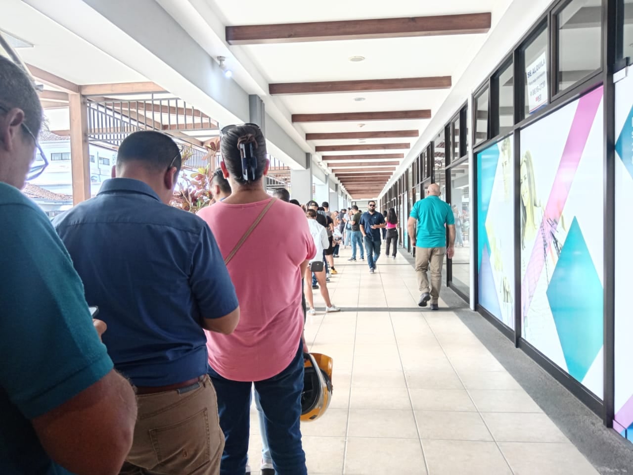 Filas largas para obtener pasaporte con visa a Estados Unidos.