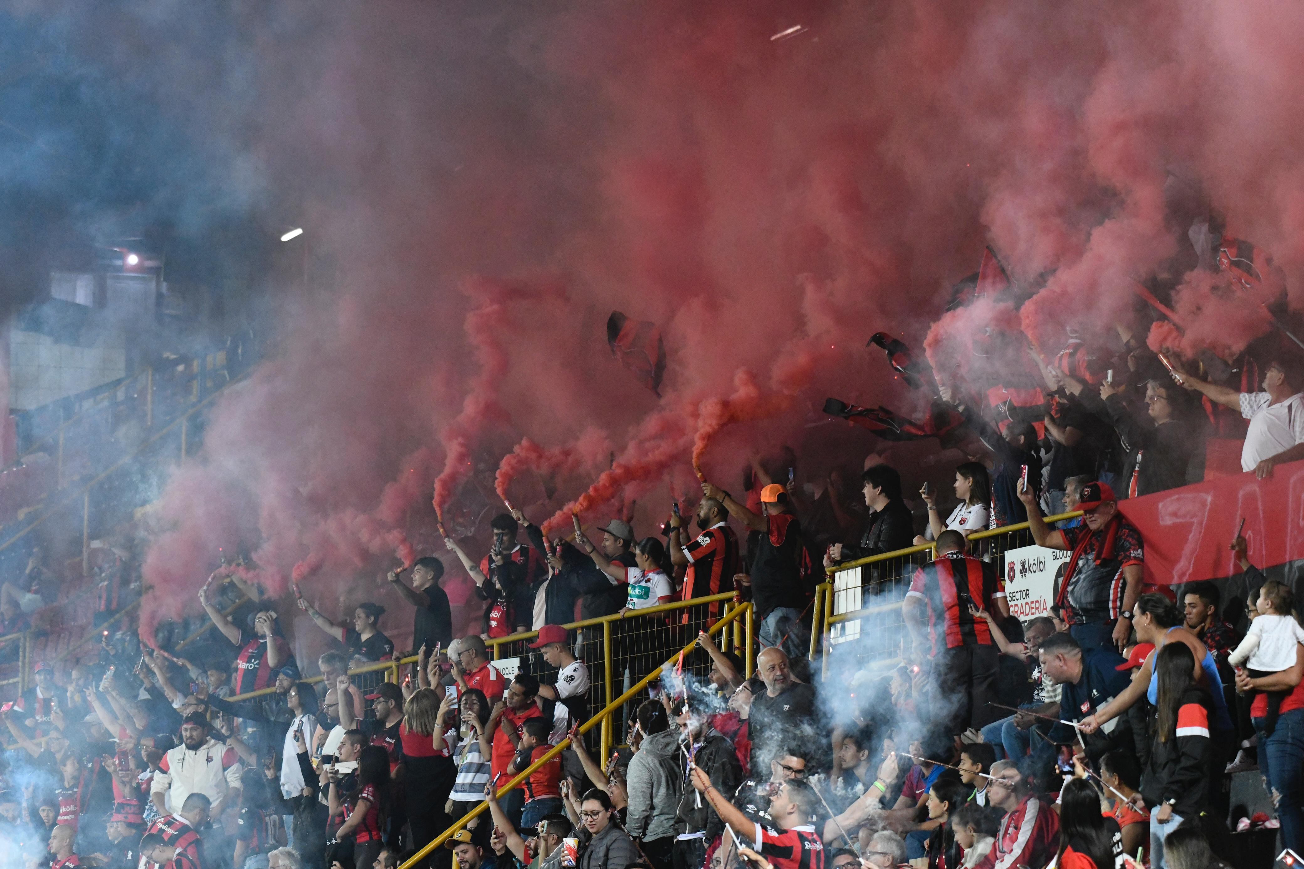 La afición de Liga Deportiva Alajuelense sigue cumpliendo la promesa de que ellas nunca volverán a jugar en silencio.