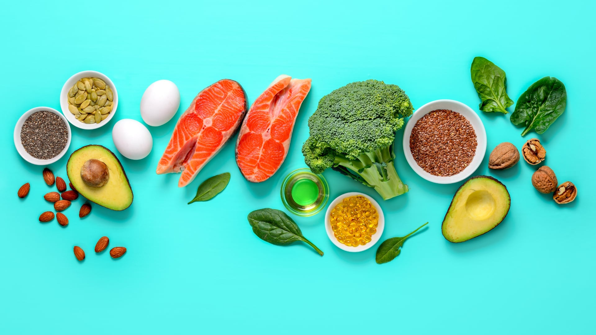 El triptófano, presente en carnes, pescados, lácteos, legumbres y semillas, estimula la producción de serotonina.