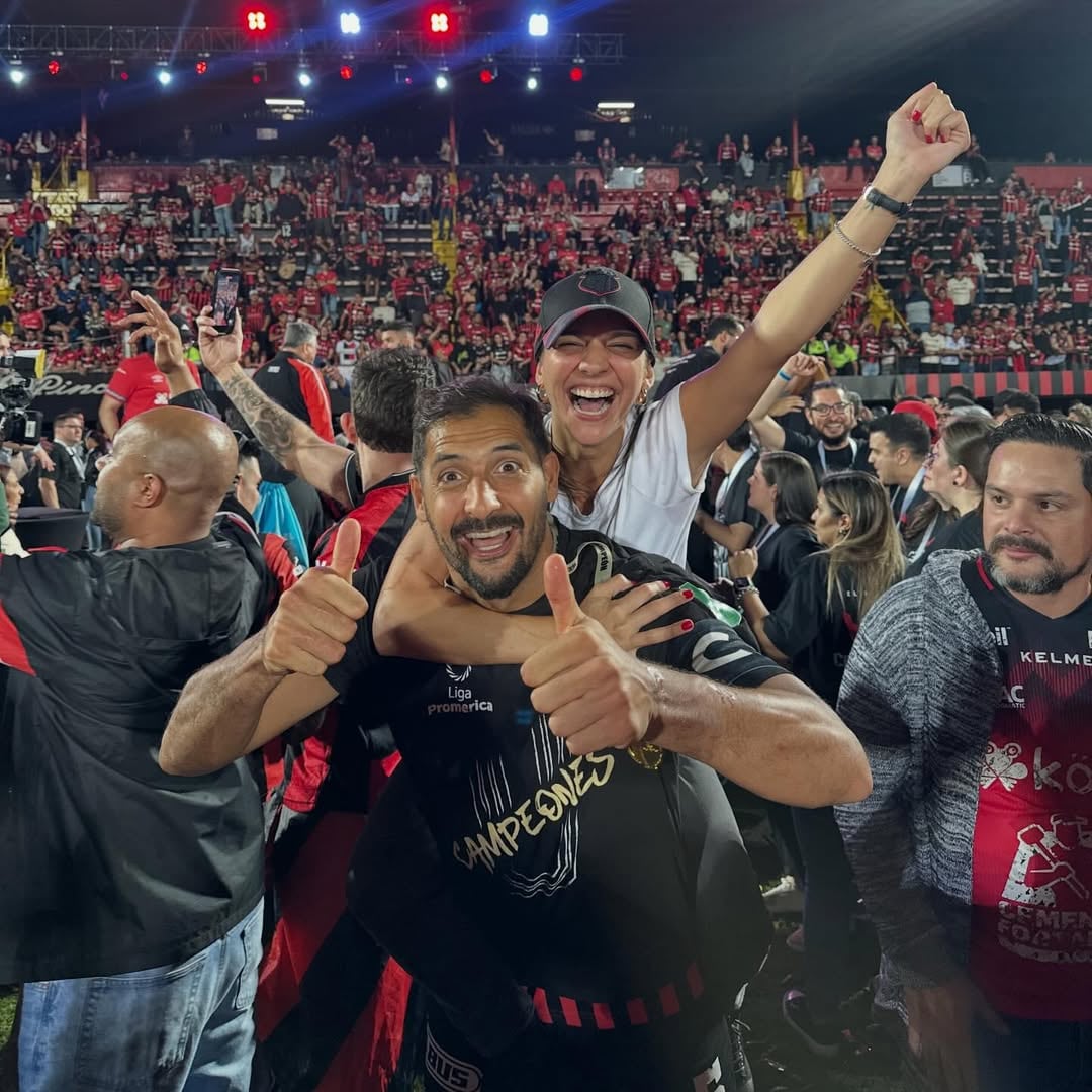 La periodista de Telenoticias María Jesús Rodríguez celebra junto al jugador Celso Borges.