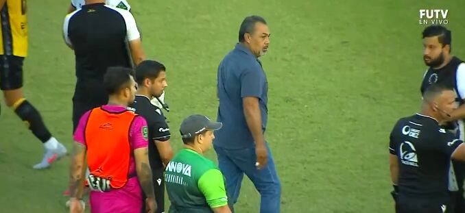 Fernando Palomeque, técnico de Guadalupe sufrió un accidente a su llegada a Liberia.