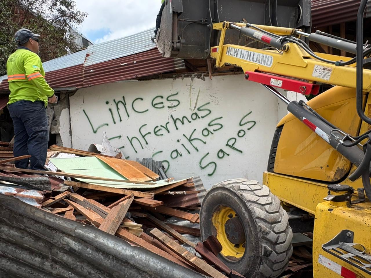 El antiguo salón comunal de la Ciudadela 25 de Julio fue demolido por la policía municipal de San José este lunes 18 de agosto, el sitio era usado para el consumo de drogas.