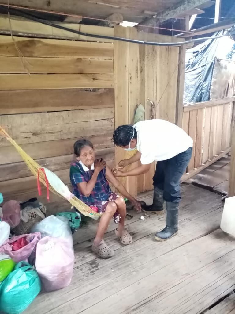 Funcionarios de la Caja Costarricense de Seguro Social (CCSS) llegaron esta Semana Santa hasta el poblado de Uatsi, en el distrito de Bratsi, cantón de Talamanca, Limón, para vacunar contra la covid-19 a adultos mayores indígenas. Fotos: cortesía de CCSS.