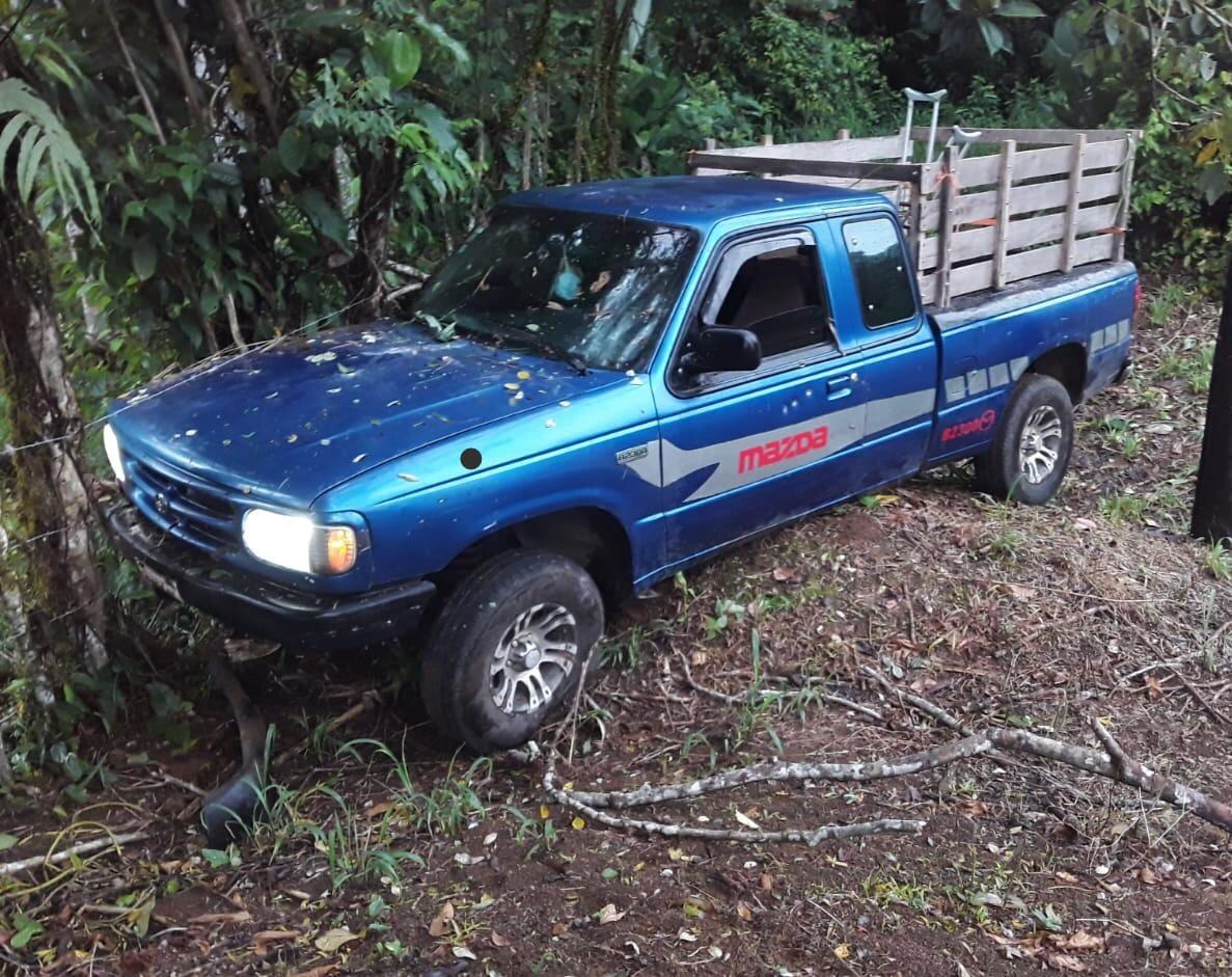 El carro donde estaba el fallecido se detuvo al chocar contra una cerca. Tenía cinco impactos de bala en la puerta del conductor. Foto: Reiner Montero.