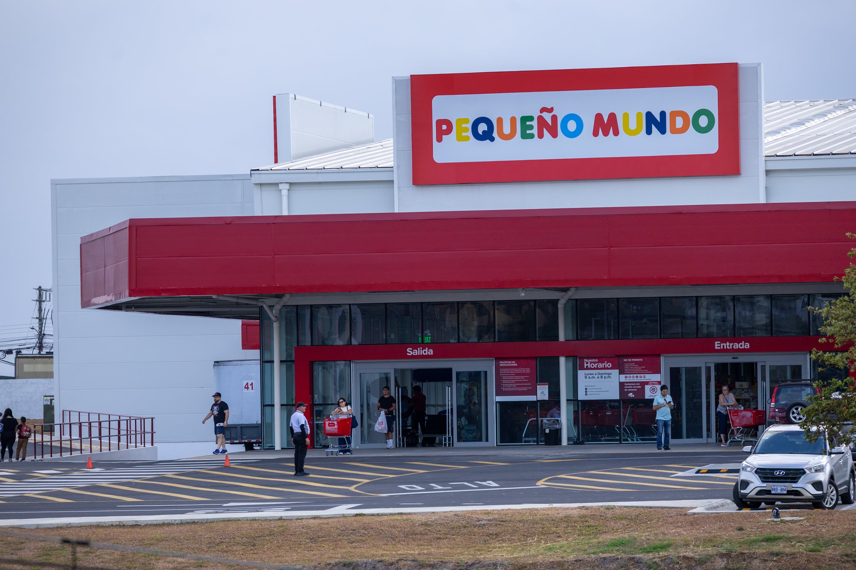 26/03/2026, San José, Tibas, fotografías de la fachada de Pequeño Mundo.