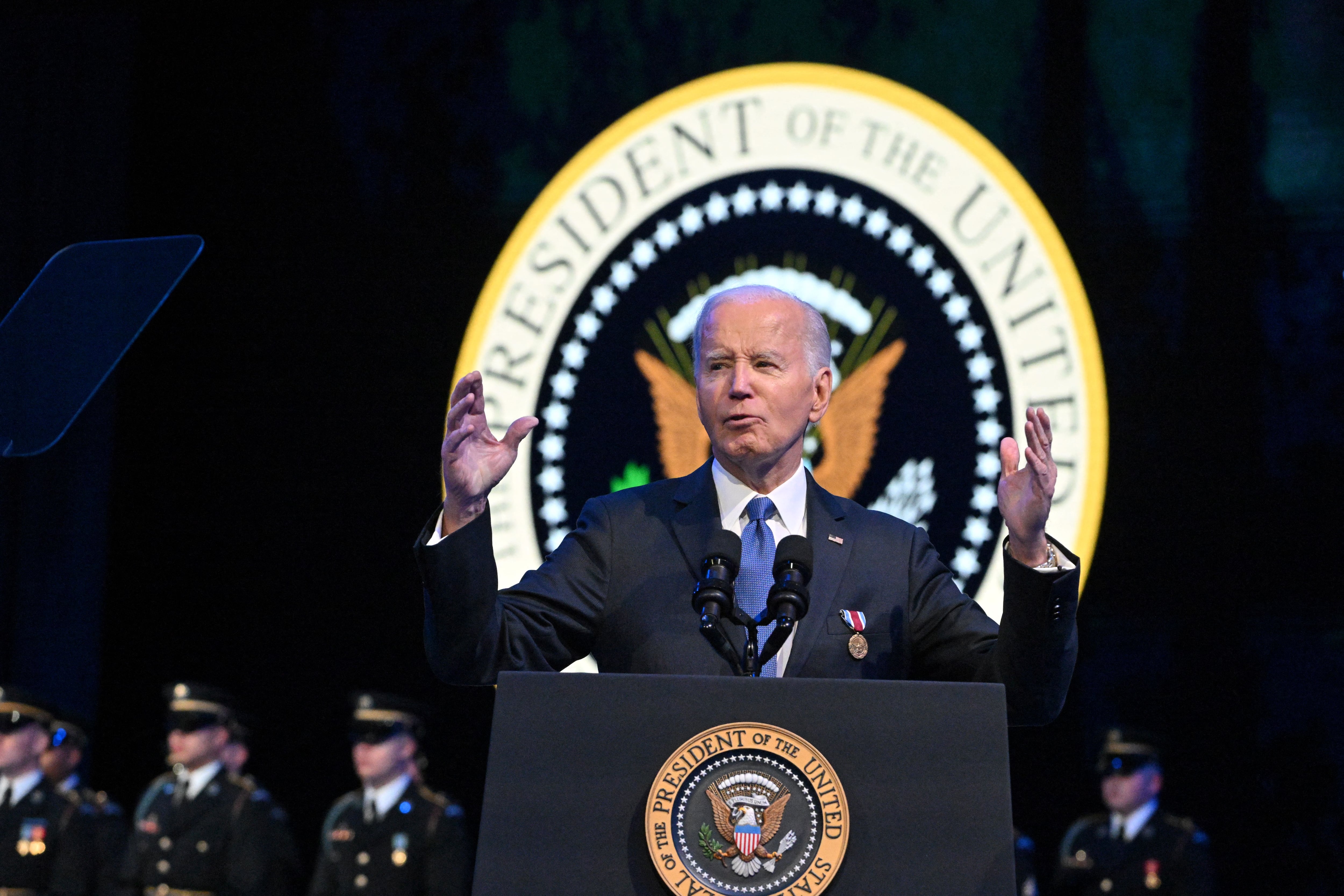 El presidente de Estados Unidos, Joe Biden, pronuncia un discurso en la ceremonia de despedida del comandante en jefe del Departamento de Defensa en la Base Conjunta Myers-Henderson Hall en Arlington. Joe Biden describió la democracia estadounidense como 'frágil' en su última entrevista antes de dejar la presidencia.