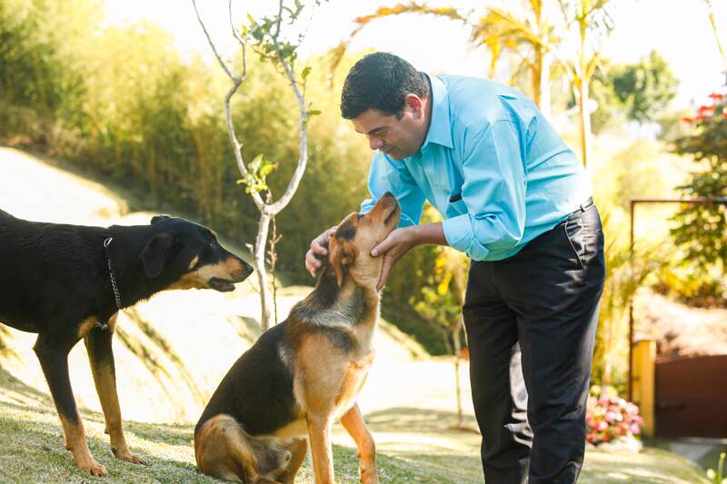 Consentidos. Pandora y Avatar son sus fieles mascotas. Jorge Arce.