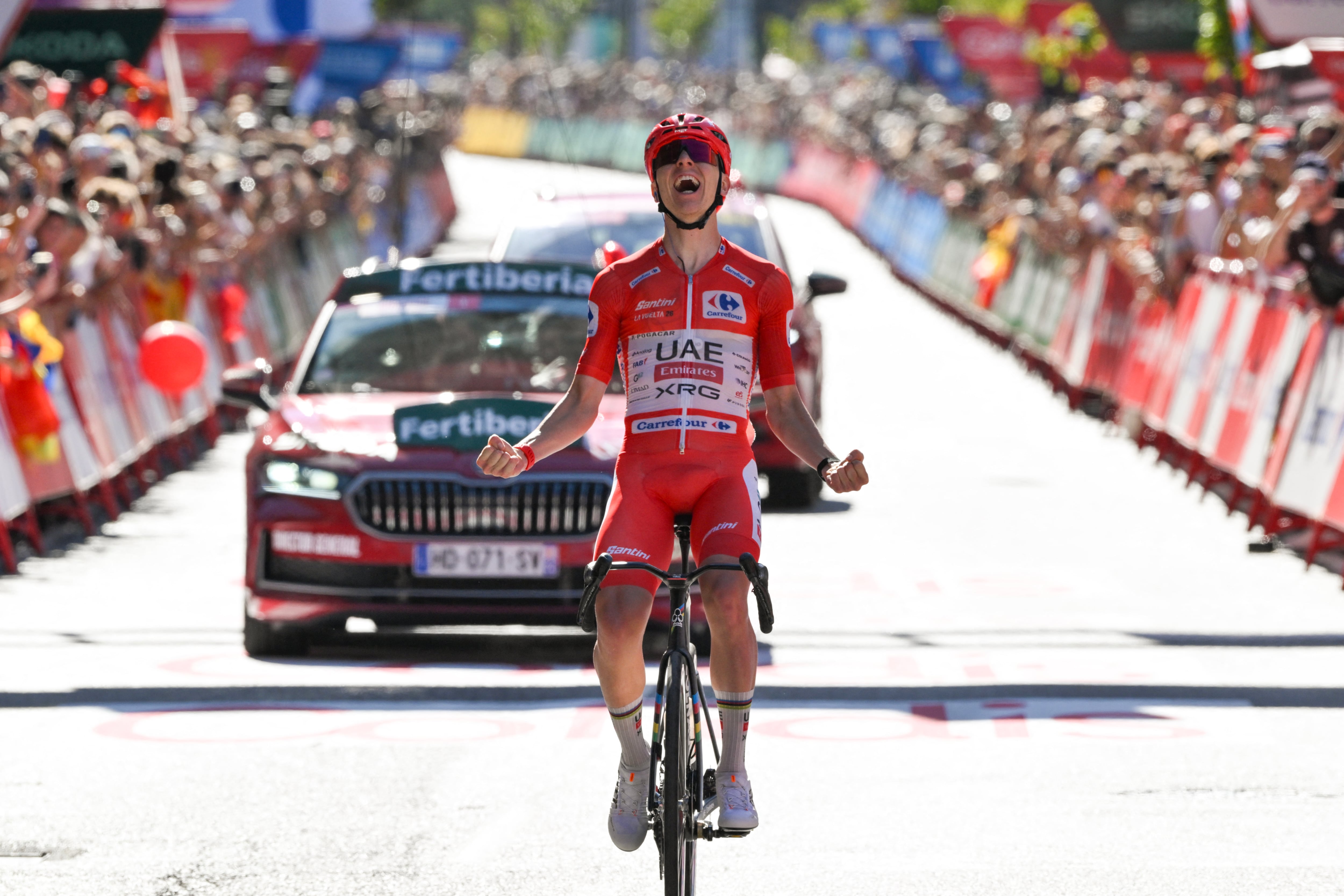 El corredor esloveno del Team UAE Tadej Pogacar celebra su victoria en Andorra la Vella, en la cuarta etapa de la Vuelta a España 2026.