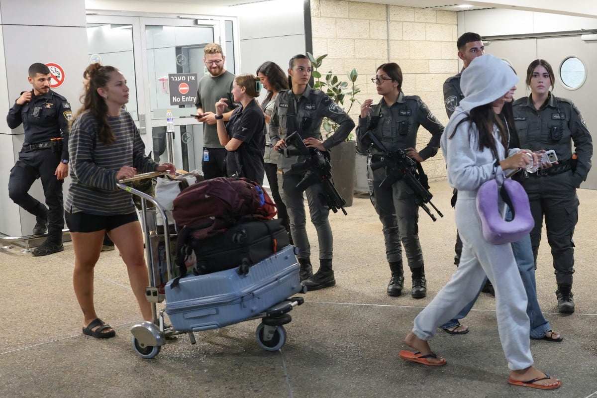 Pasajeros de un vuelo anterior de flydubai que fue desviado son vistos después de aterrizar en el aeropuerto Ben Gurion de Israel, en Lod, el 30 de septiembre de 2026.