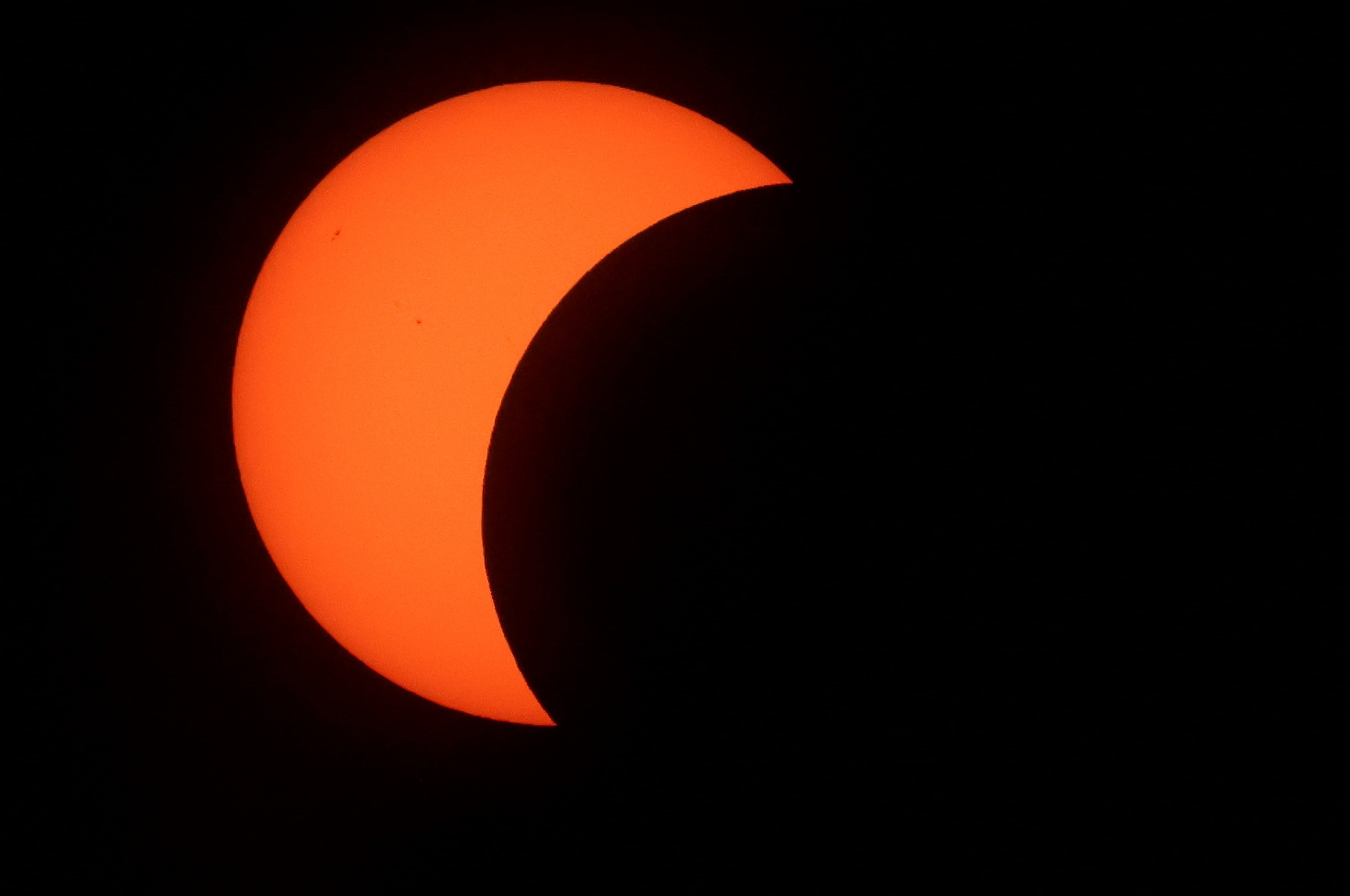 La Luna cubre parcialmente al Sol durante las primeras etapas del eclipse solar total, visto desde la playa de La Zurriola en San Sebastián, el 12 de agosto de 2026. Millones de europeos contemplaron hoy el cielo con asombro durante un raro eclipse solar total que sumirá a una franja de España en una inquietante oscuridad diurna. La sombra proyectada cuando la Luna cubre al Sol comenzó en el remoto norte ártico de Rusia alrededor de las 17:00 GMT y continuó en un arco a través de Groenlandia e Islandia. España fue el lugar donde la mayoría de la gente observó el eclipse total, que atravesó el país en diagonal desde la costa atlántica del norte hasta el mar Mediterráneo, donde desapareció alrededor de las 18:30 GMT. (Foto de Thomas COEX / AFP)
Traducción realizada con la versión gratuita del traductor DeepL.com