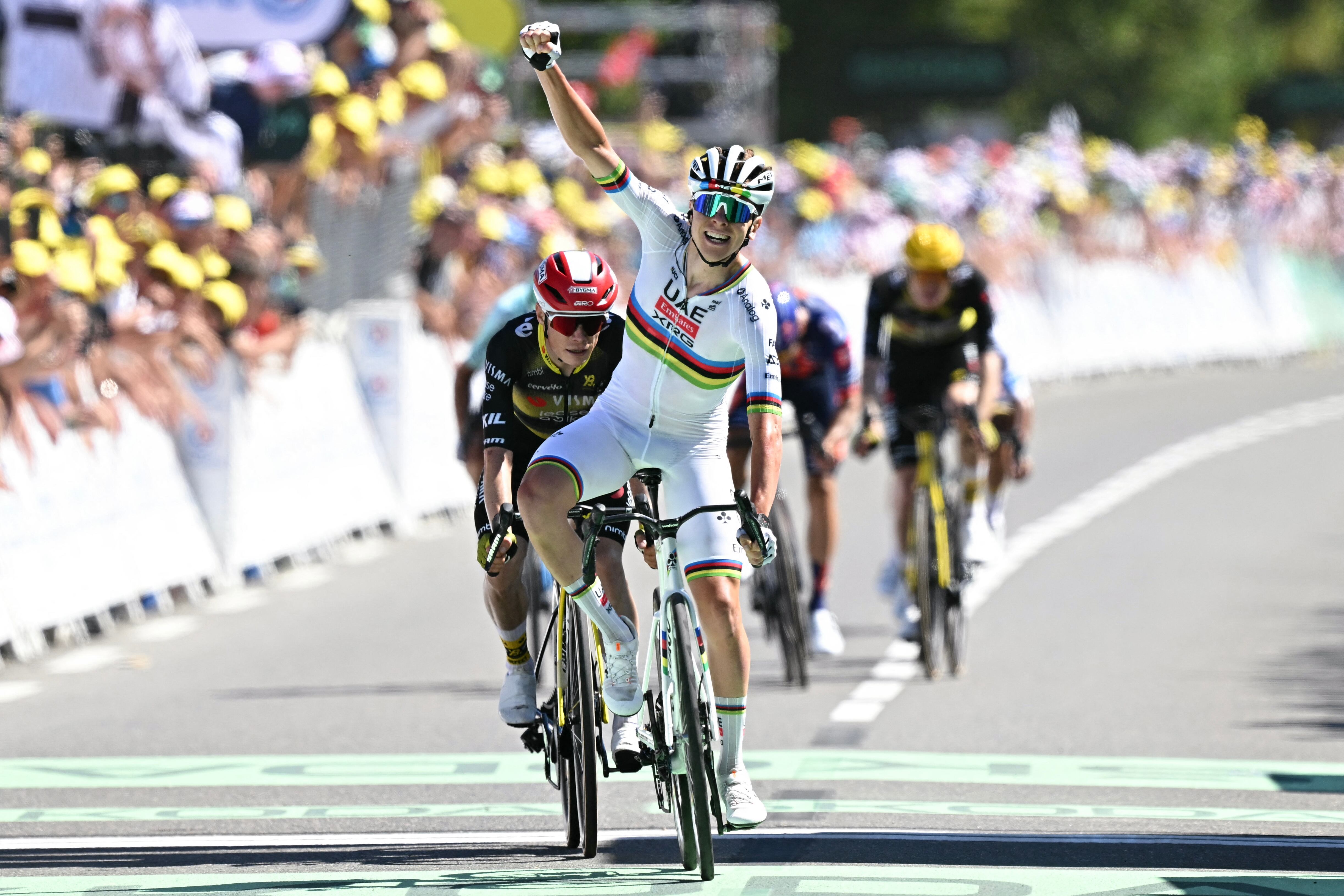 El esloveno del equipo UAE Emirate - XRG Tadej Pogacar levanta la mano victorioso a la llegada de la sétima etapa del Tour de Francia.