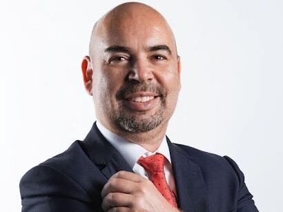 Retrato del socio director de impuestos de PwC Costa Rica, autor de una columna en La Nación sobre estrategias fiscales y pago legal de impuestos.