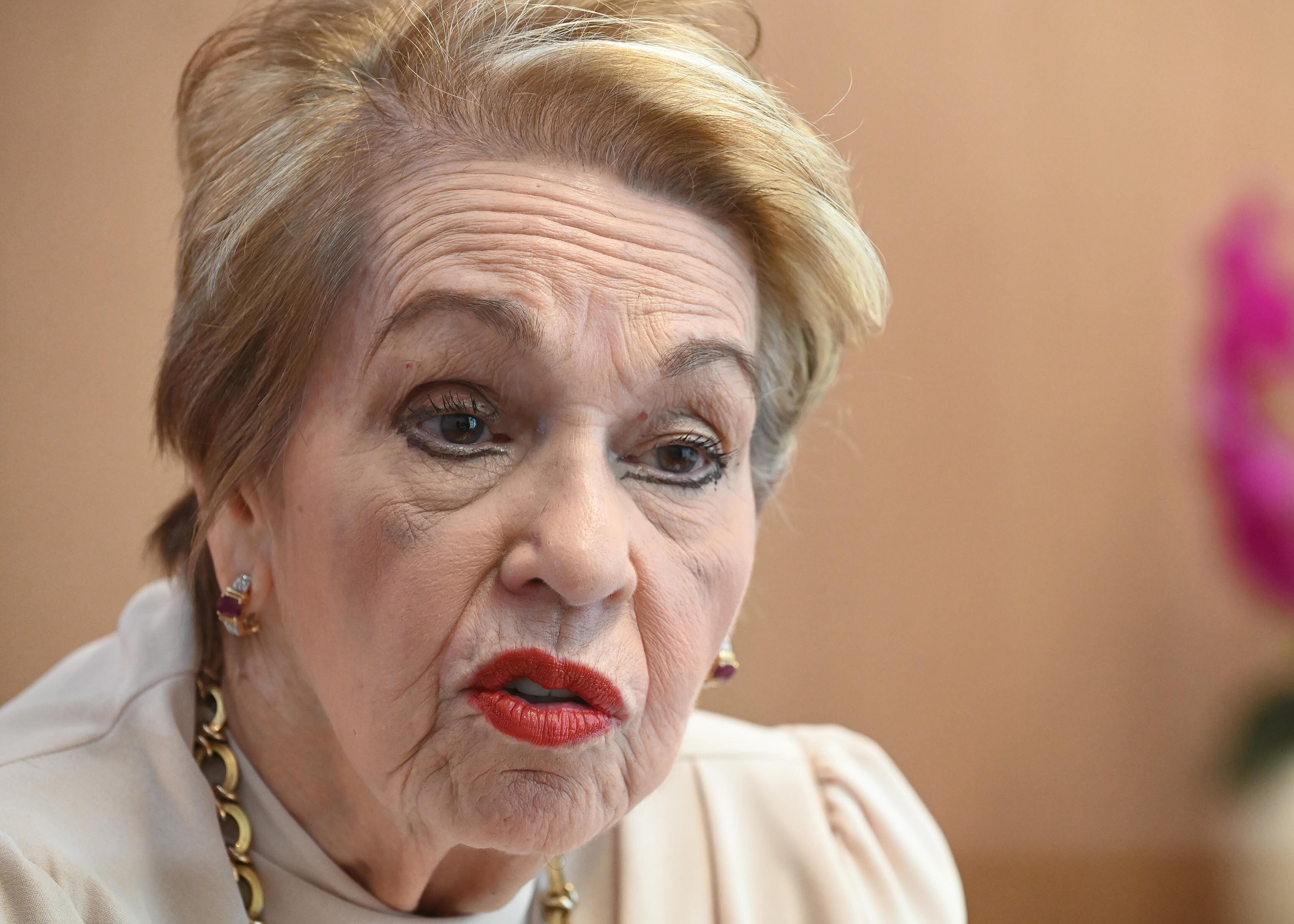 19 de marzo del 2025. Asamblea Legislativa, San José. 11:00 hrs. Entrevista a la diputada independiente Gloria Navas Montero para la Revista Dominical en su despacho. En la foto: Gloria Navas durante la entrevista y durante una sesión de retratos para la Revista Dominical. Foto: Albert Marín para la Nación.