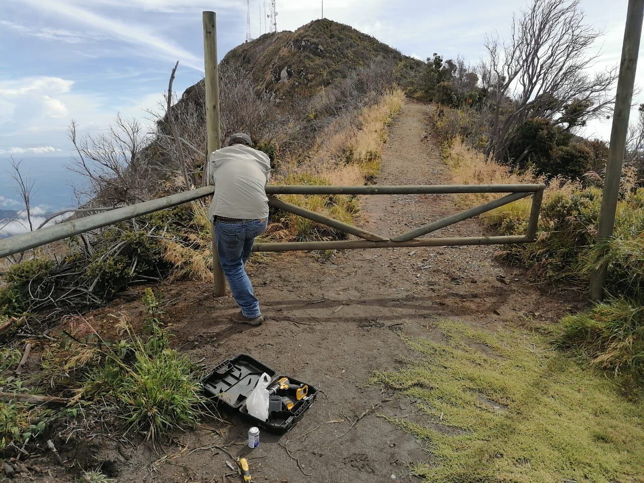 Se trabaja en pequeños detalles a lo largo del sendero desde donde en días despejados se pueden observar otros volcanes comoe el Irazú y el Poás. Foto: Cortesía Sinac.