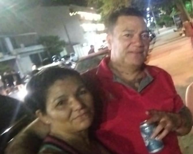 Edgar e Ivania caminaban hacia un restaurante cuando fueron embestidos por un conducto que, en apariencia, estaba borracho.