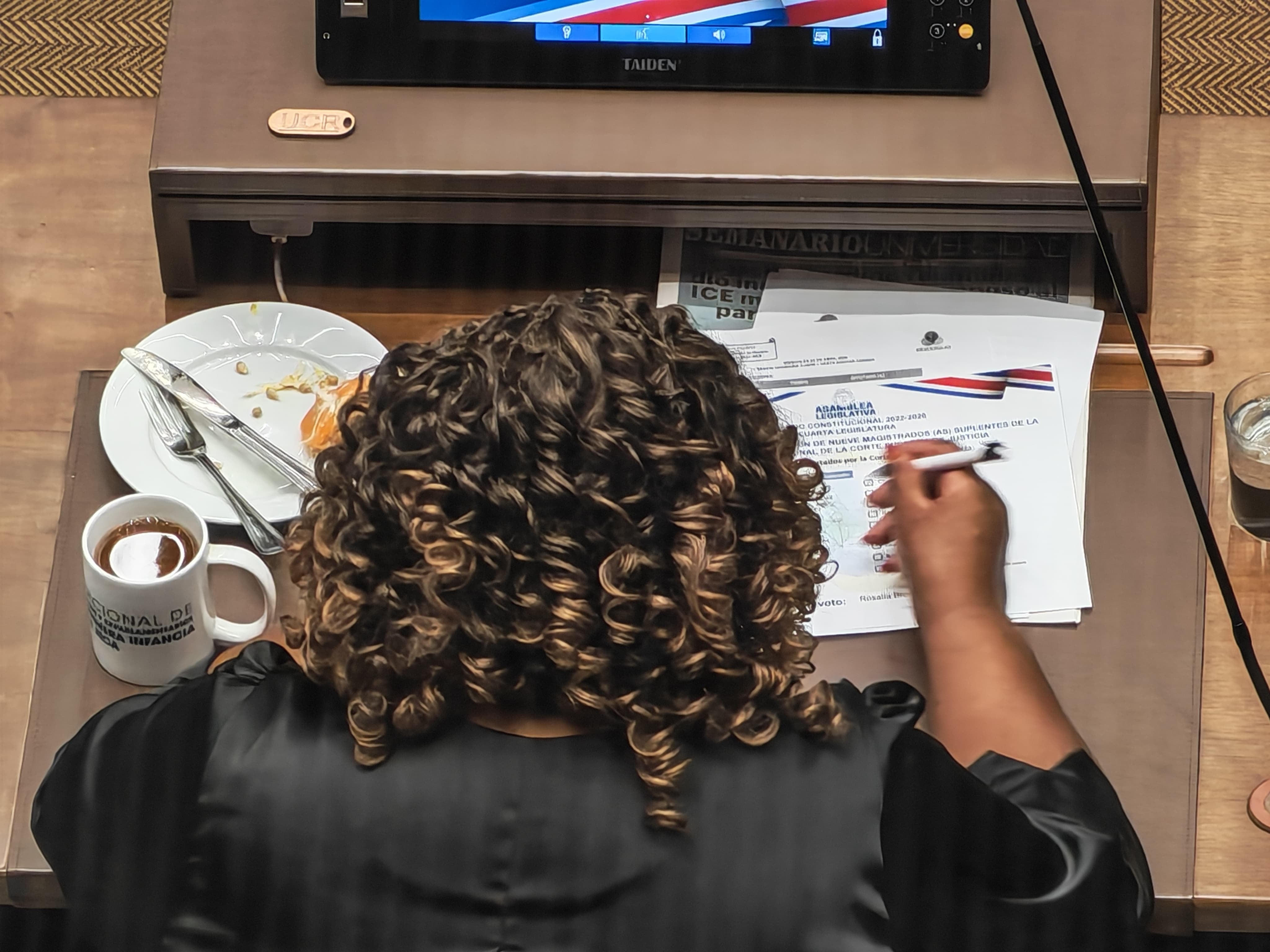 Rosalía Brown, de Nueva República, escoge los nombres que apoya para magistraturas suplentes de la Sala Constitucional, en la quinta ronda de votación en el plenario.