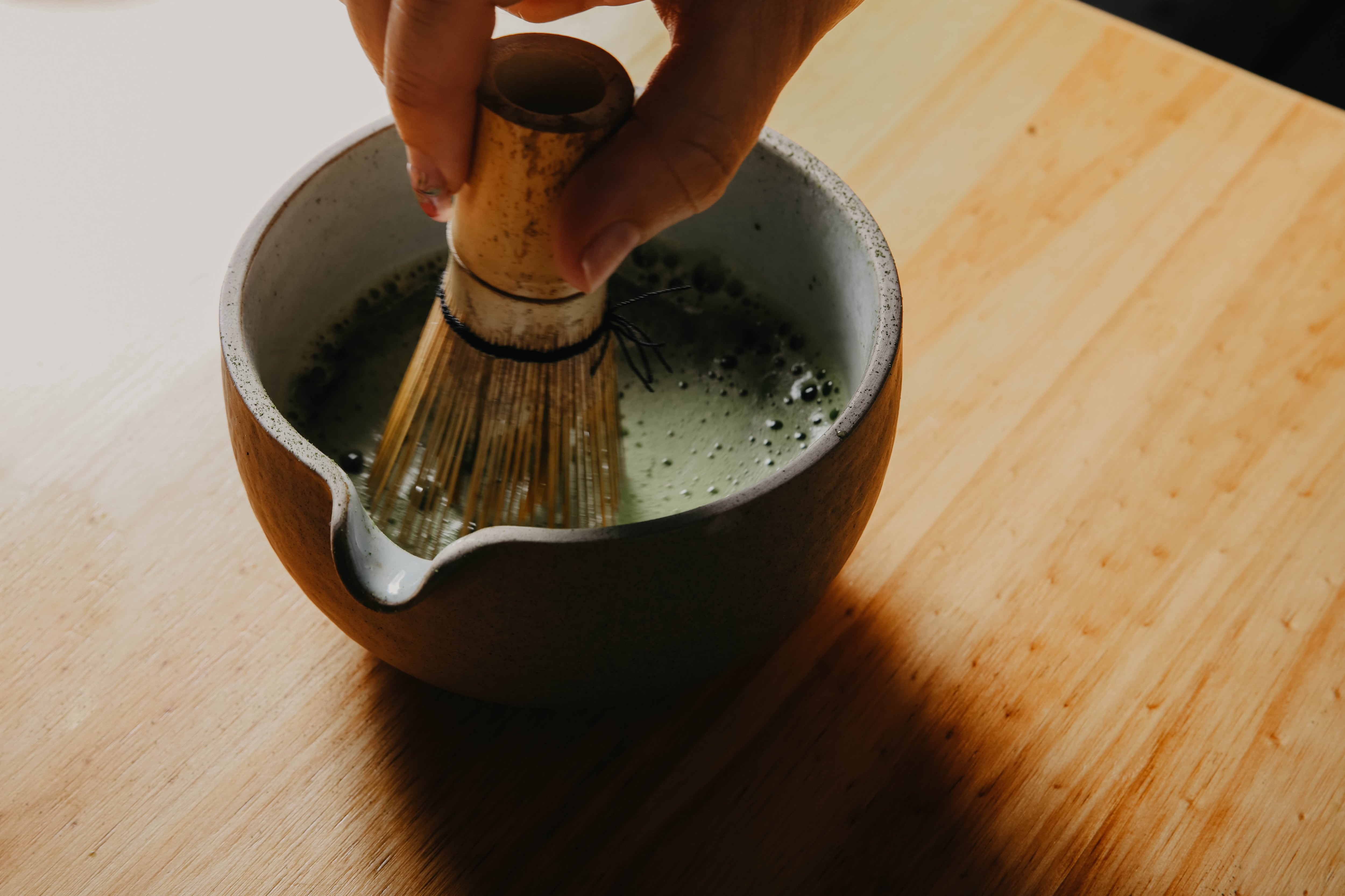 Imágenes alusivas al negocio de matcha, como el polvo, el proceso y los dueños de WatchaMatcha