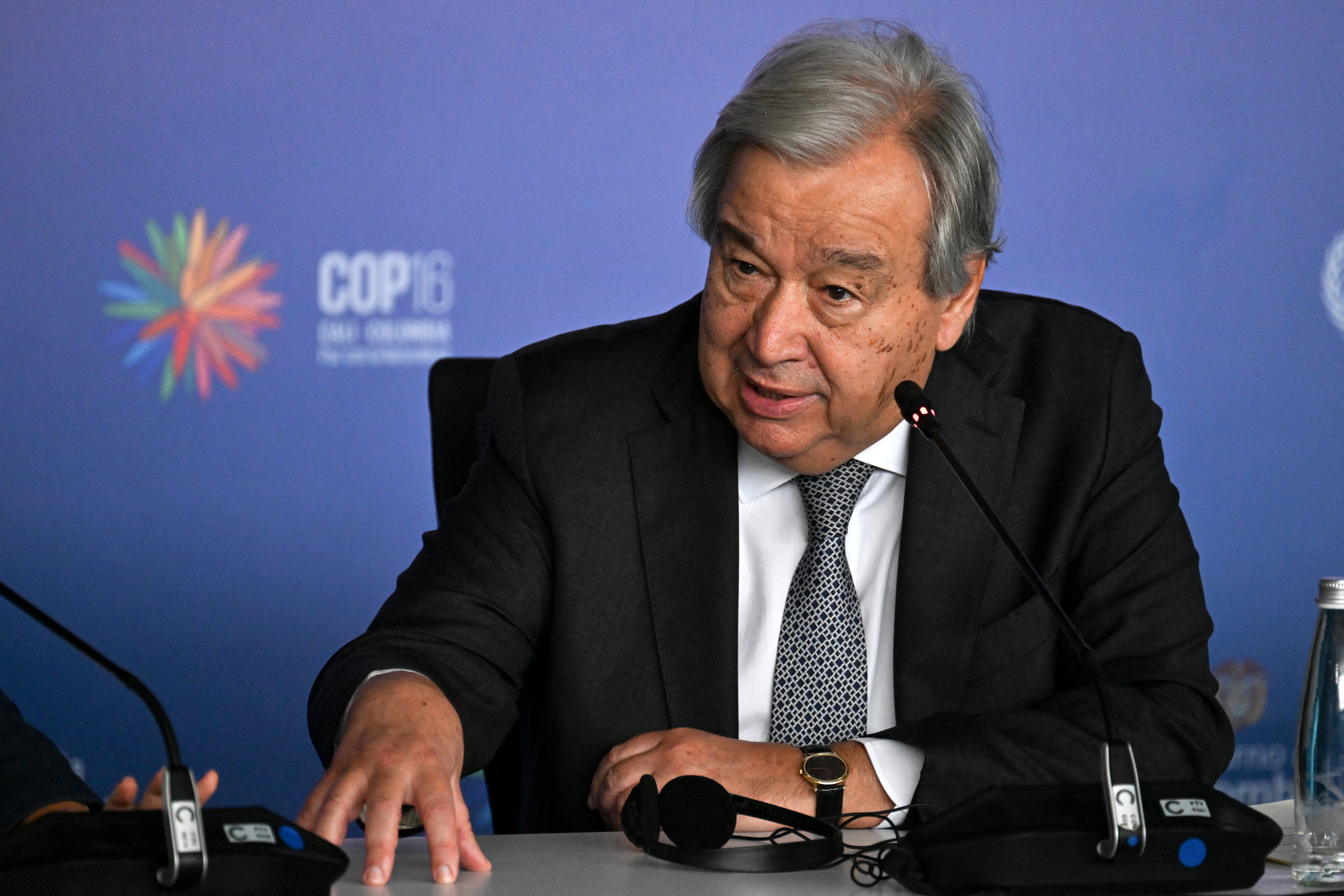 El secretario general de la ONU, Antonio Guterres, habla durante una conferencia de prensa en la zona azul de la cumbre COP16 en Cali, Colombia. Guterres enfatizó que las guerras devastan la biodiversidad y pidió 'hacer las paces' para salvar al planeta.