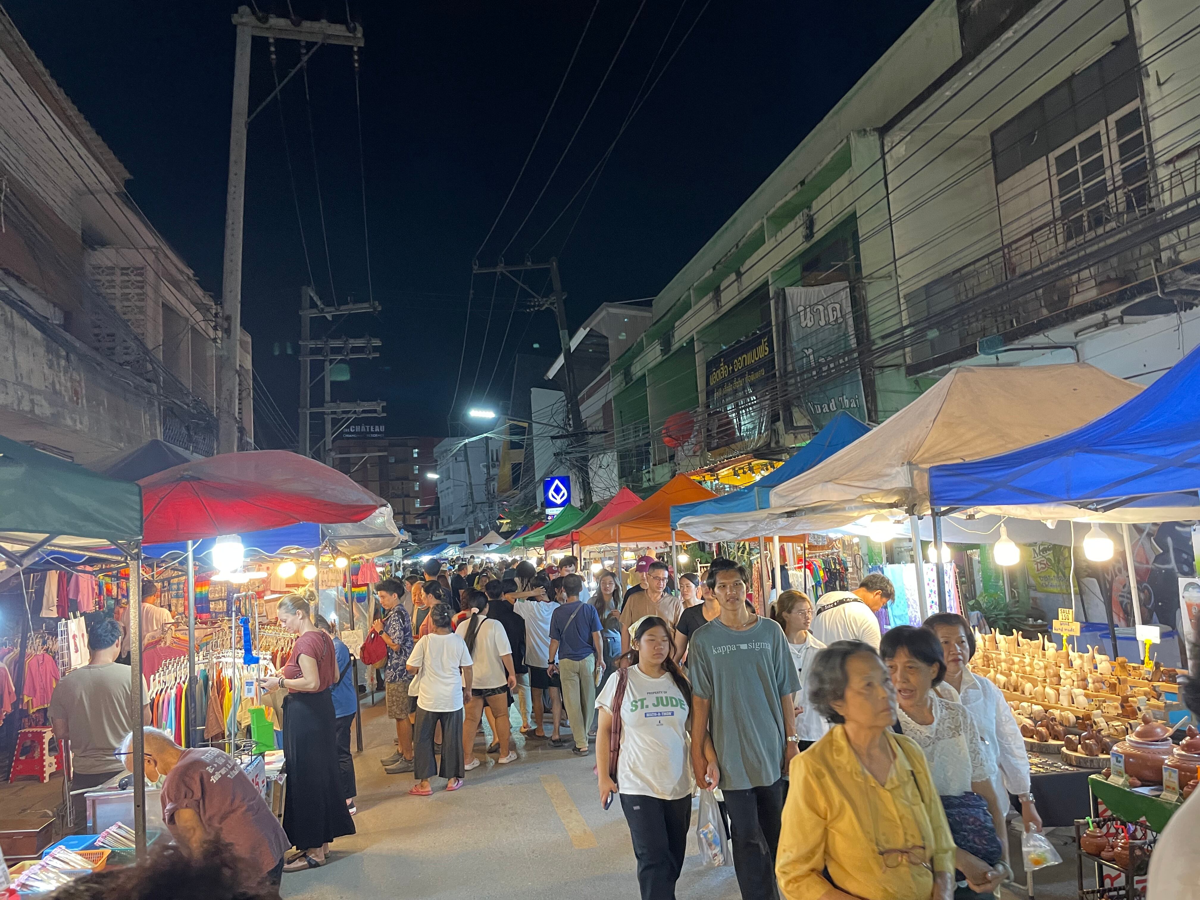 Mercado nocturno de Chiang Mai, Tailandia.