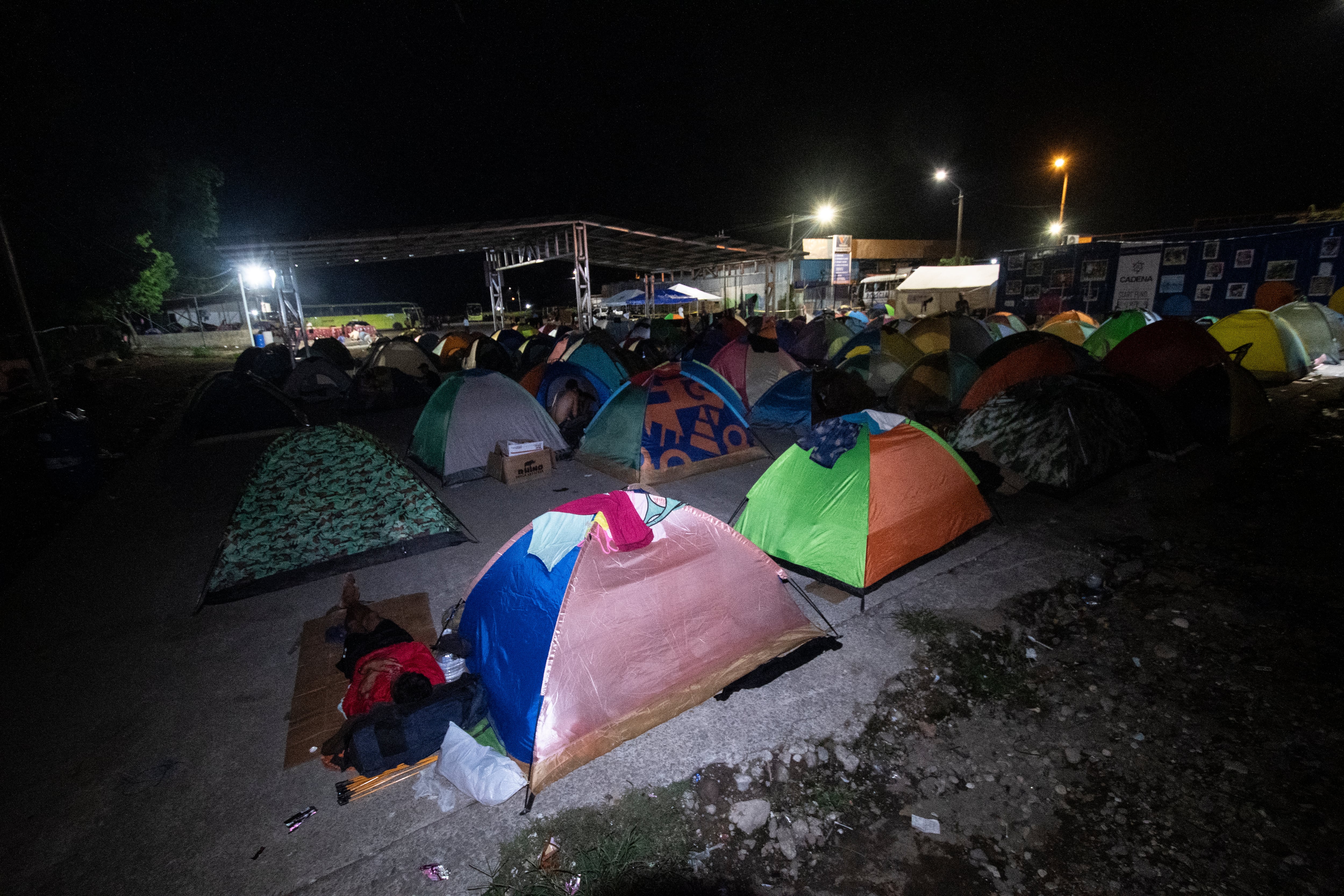 Cada día llega un flujo cada vez mayor de migrantes a la ciudad de Paso Canoas, la principal cruce fronterizo entre Panamá y Costa Rica, maltratado tras cruzar la selva del Darién en su camino hacia Estados Unidos.
