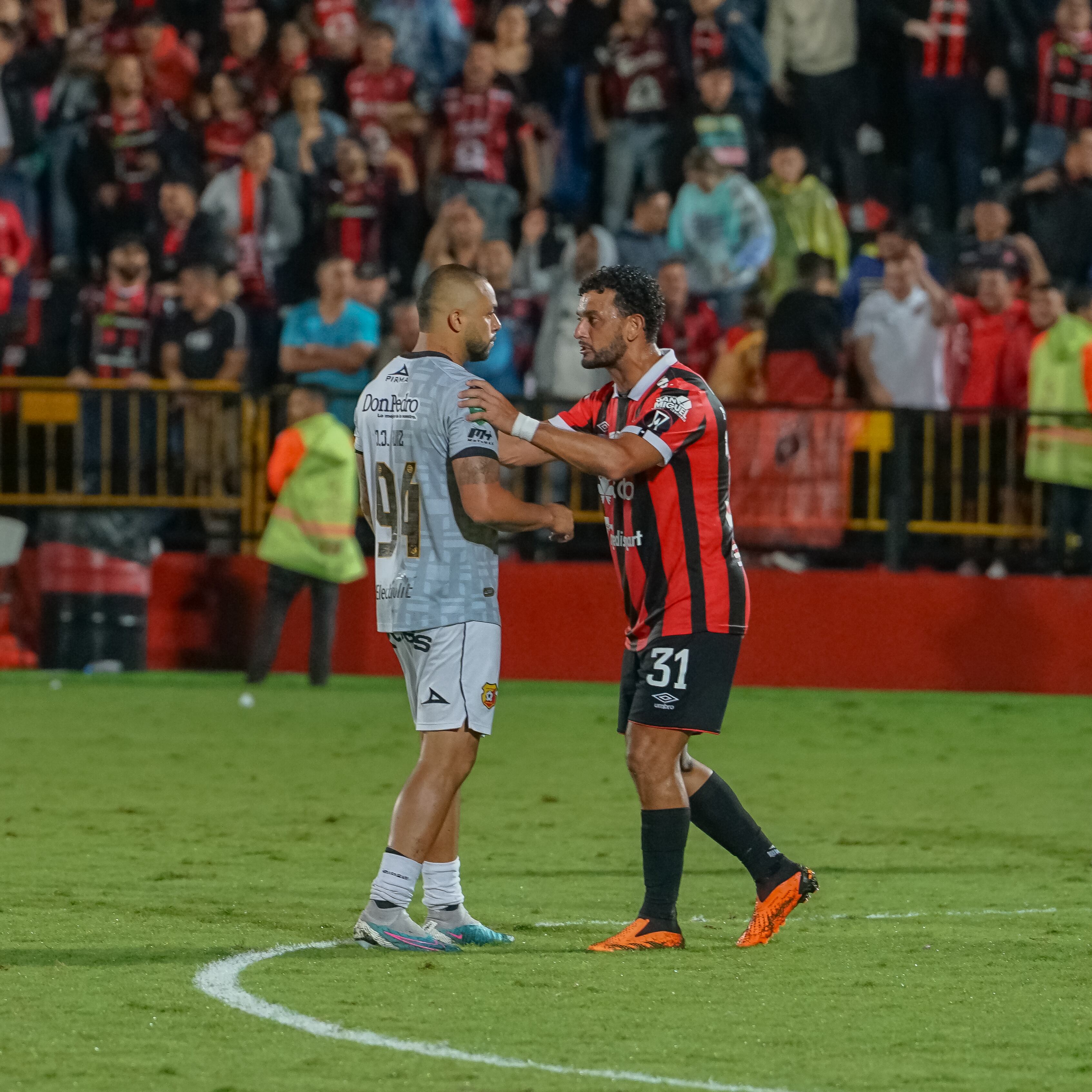 Michael Barrantes también se tomó un momento para tranquilizar a John Jairo Ruiz cuando ya había acabado la serie entre Liga Deportiva Alajuelense y Herediano.