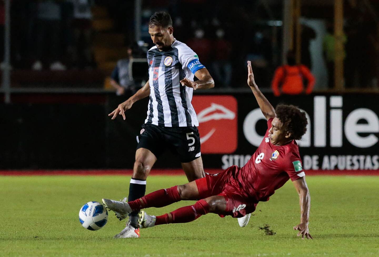 Costa Rica's Celso Borges (L) vies for the ball with Panama's Adalberto Carrasquilla (R) during their Qatar 2022 FIFA World Cup Concacaf qualifier match at the Rommel Fernandez stadium in Panama City, on September 2, 2021. (Photo by ROGELIO FIGUEROA / AFP)