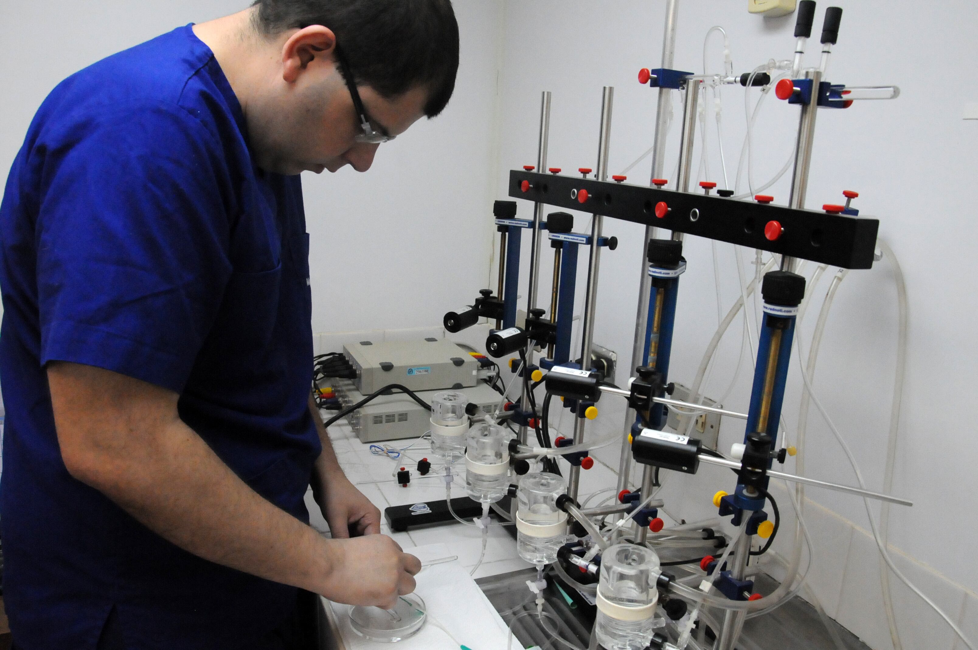 Hombre trabaja con células en un laboratorio.