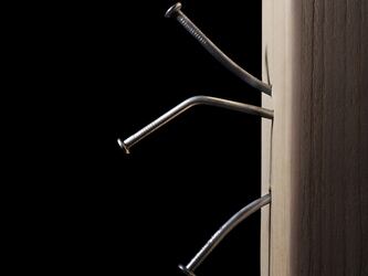 Tres clavos torcidos simbolizan errores en la política económica del Banco Central que generan preocupación.