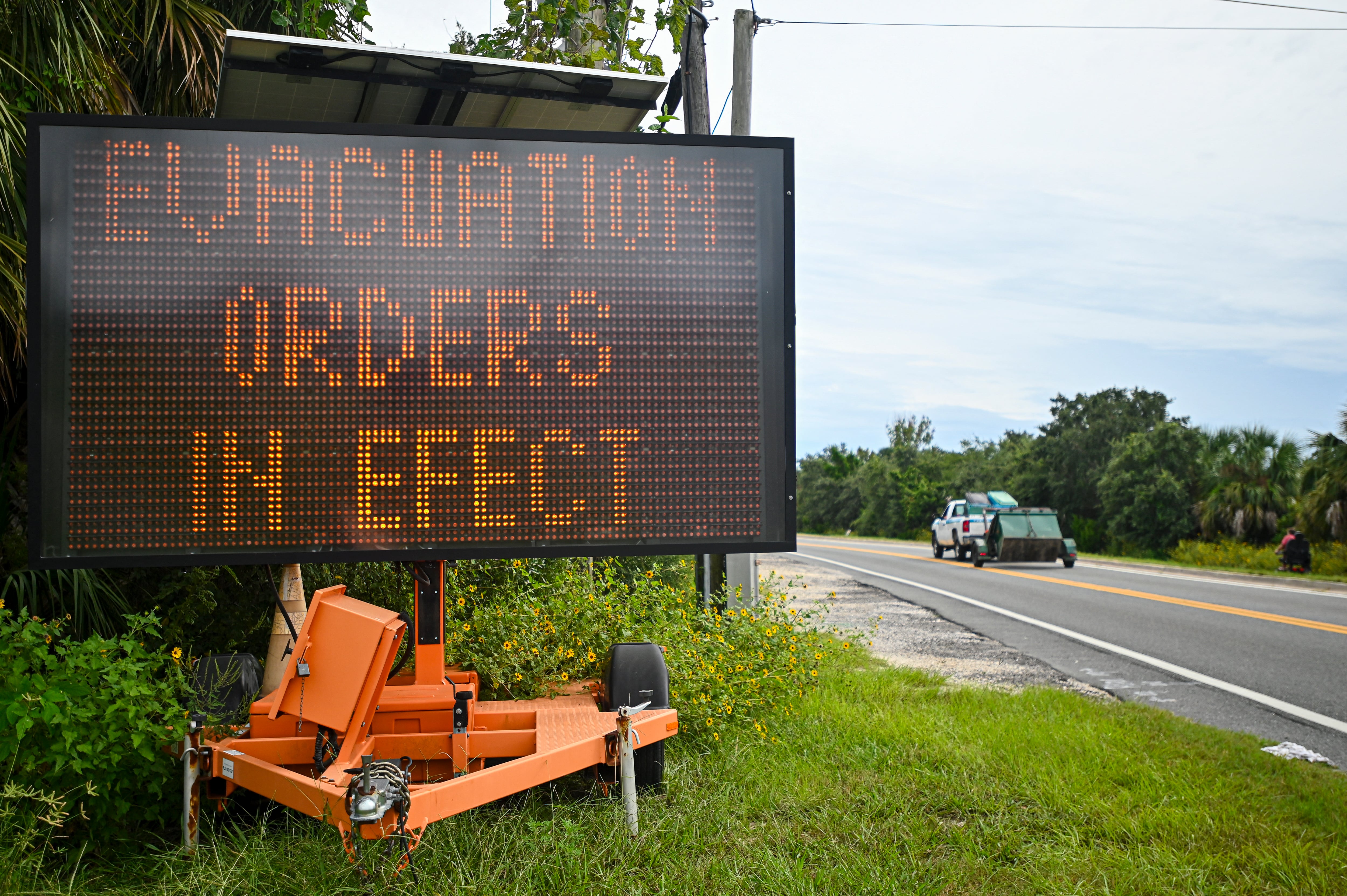 Un cartel muestra las órdenes de evacuación mientras se realizan los preparativos para la llegada del huracán Helene, en Cedar Key, Florida.