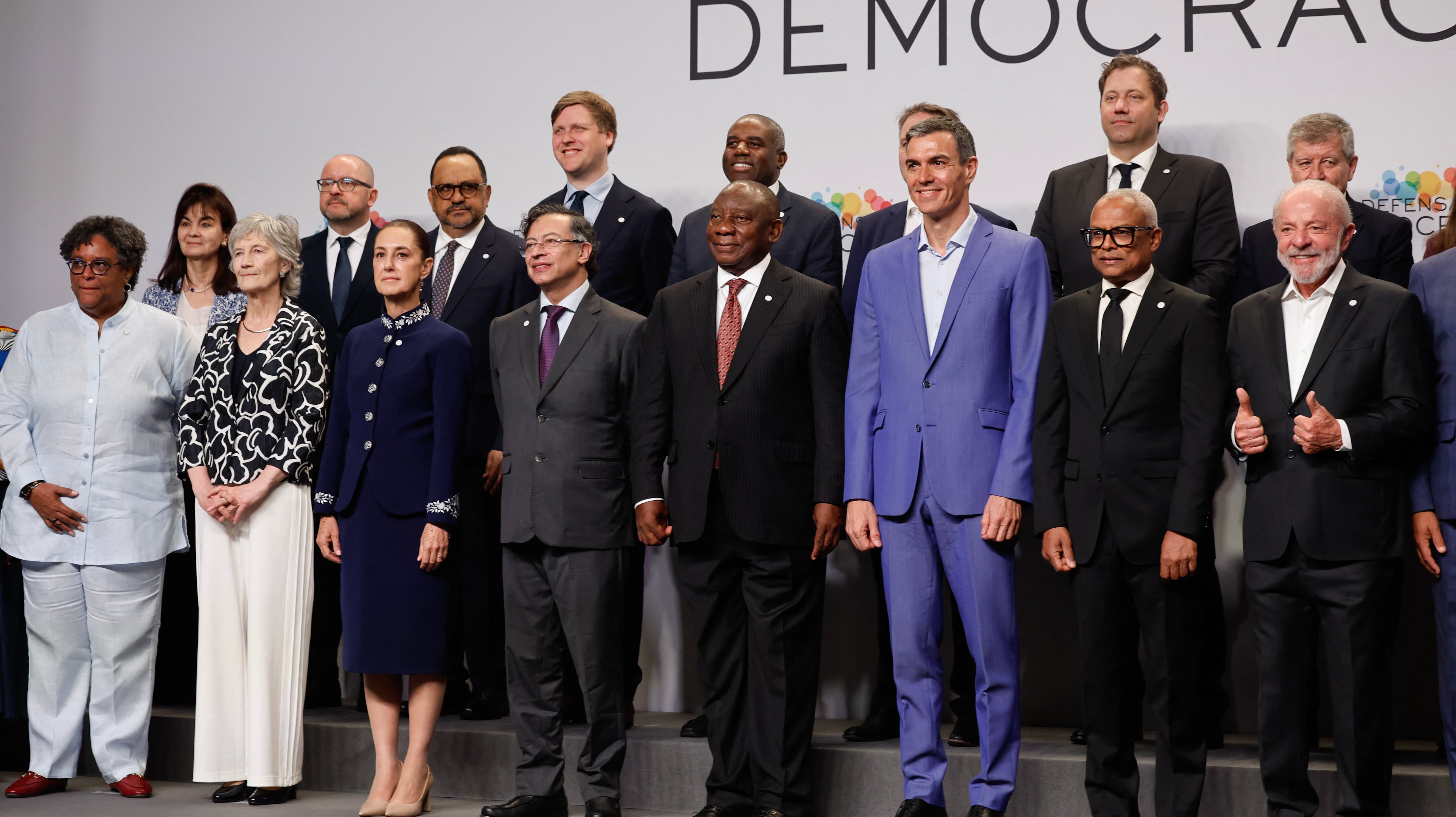 (De izquierda a derecha, primera fila) La primera ministra de Barbados, Mia Mottley, la presidenta de Irlanda, Catherine Connolly, la presidenta de México, Claudia Sheinbaum, el presidente de Colombia, Gustavo Petro, el presidente de Sudáfrica, Cyril Ramaphosa, el primer ministro de España, Pedro Sánchez, el presidente de Cabo Verde, José María Neves, y el presidente de Brasil, Luiz Inácio Lula Da Silva, posan para una foto de grupo en una "Reunión en Defensa de la Democracia", un encuentro de líderes de izquierda que busca movilizarse contra la amenaza a la democracia por parte de la extrema derecha en Barcelona el 18 de abril de 2026. La reunión se produce en un momento en que las instituciones y los valores democráticos se enfrentan a crecientes amenazas en todo el mundo por parte de fuerzas autoritarias y de extrema derecha en la era del presidente estadounidense Donald Trump. Muchos de los participantes tomarán parte en la primera edición de la llamada "Movilización Progresista Global", que se celebrará en el mismo lugar.