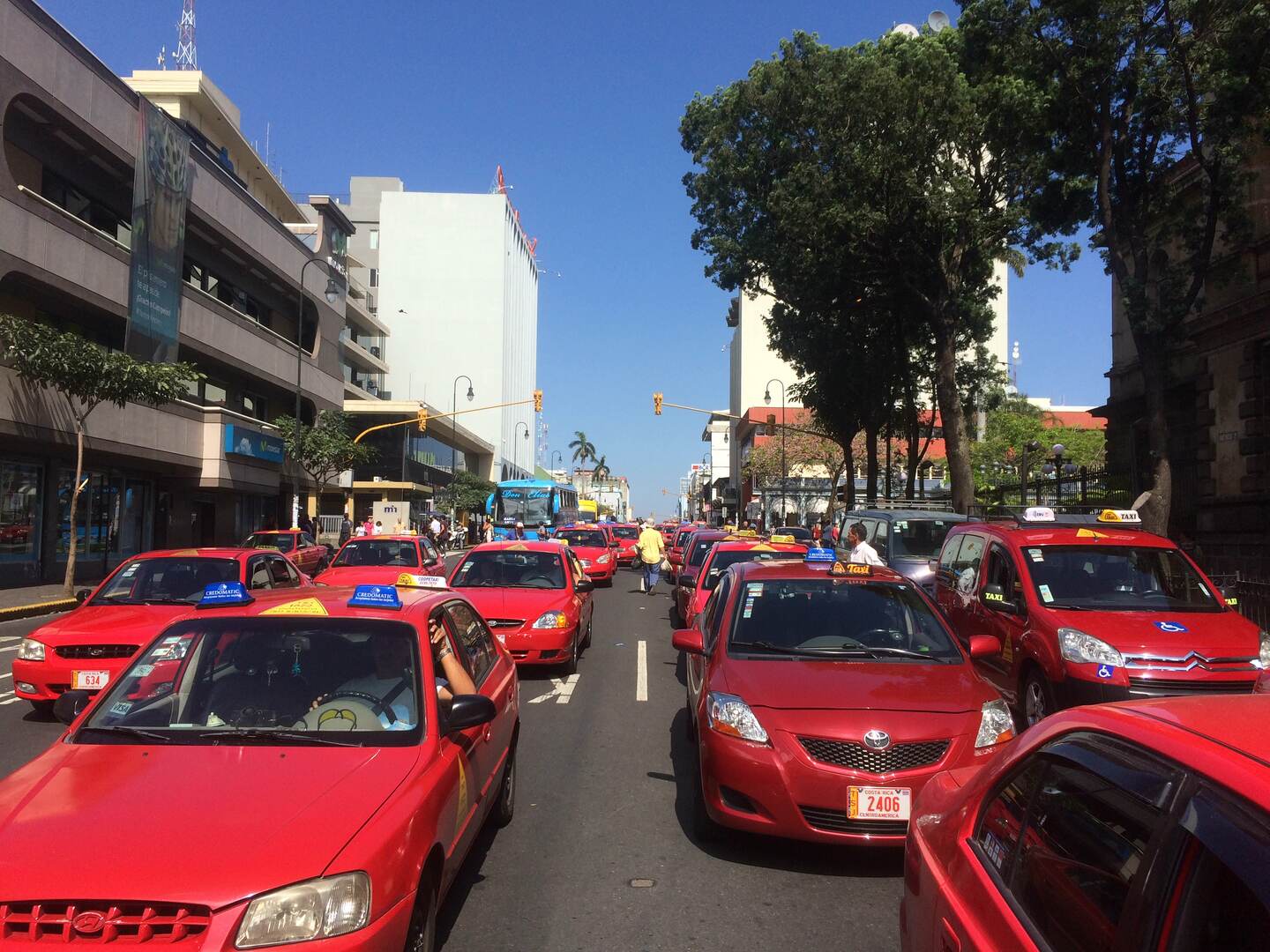 Manifestación de taxistas provoca cierres en vías