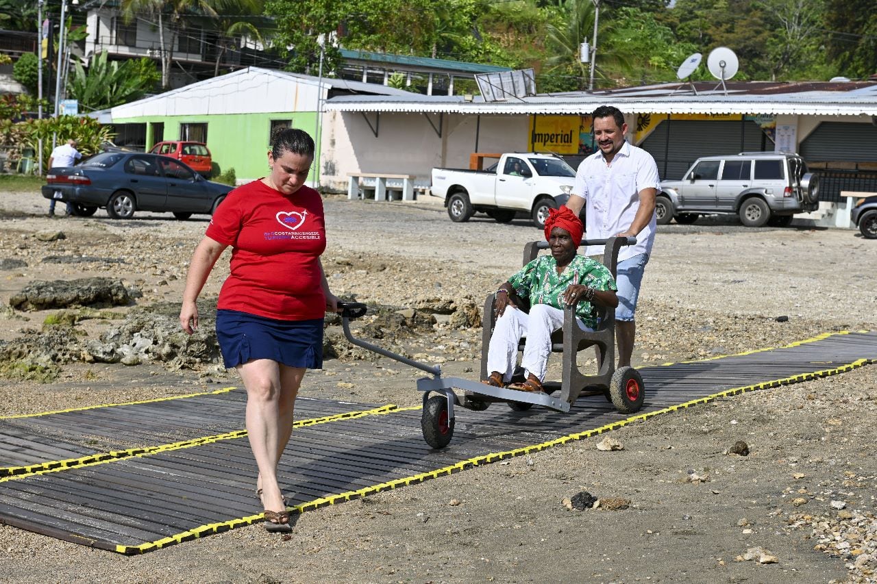 La Red Costarricense de Turismo Sostenible, Donatapa, ha implementado con éxito rutas de accesibilidad y sillas anfibias en 13 playas de Costa Rica.