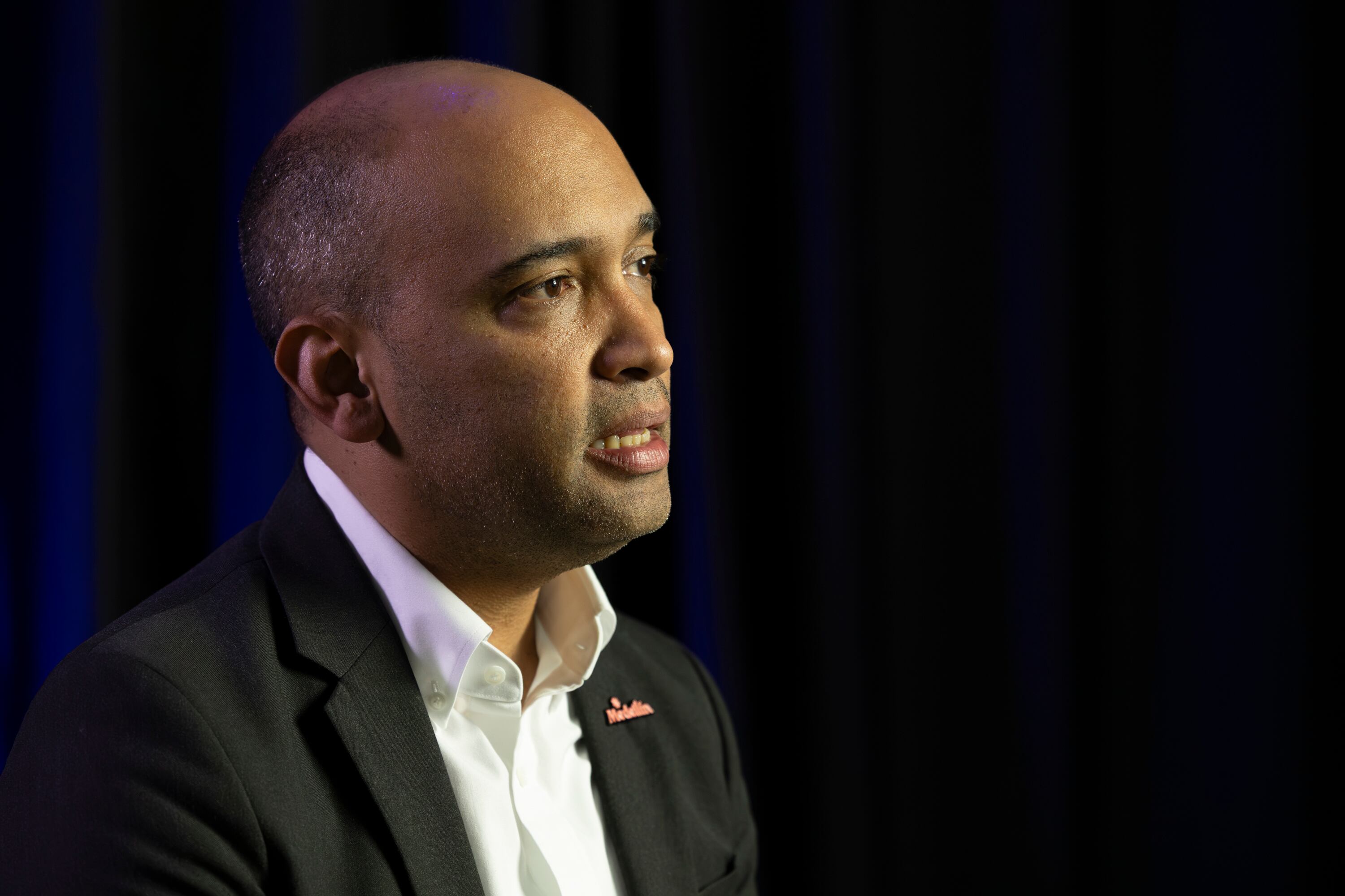 Jorge Jiménez, vicepresidente Comercial y de Planeación de Wingo, hablando sobre el turismo de costarricenses en Medellín, Colombia.