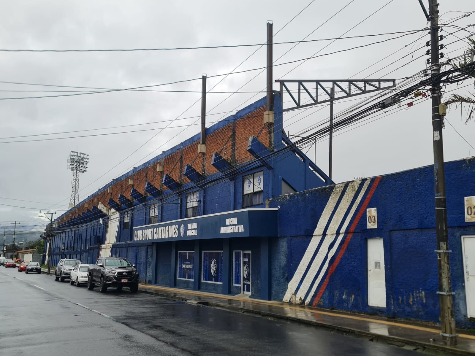 Este jueves se empezaron a colocar las primeras estructuras que soportarán el nuevo techo del Fello Meza. Los brumosos vienen trabajando a marchas forzadas para tener todo listo.