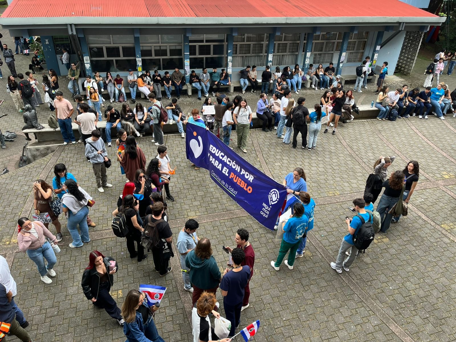 Estudiantes participaron en la movilización en contra de recortes del FEES.