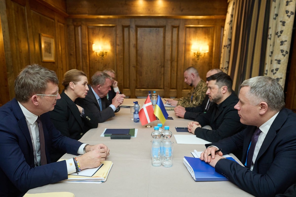 Esta fotografía distribuida por el Servicio de Prensa Presidencial de Ucrania muestra al presidente de Ucrania, Volodymyr Zelensky (2D), reunido con la primera ministra de Dinamarca, Mette Frederiksen (2I), al margen de la Conferencia de Seguridad de Múnich (MSC), durante su 62.ª edición, en Múnich.