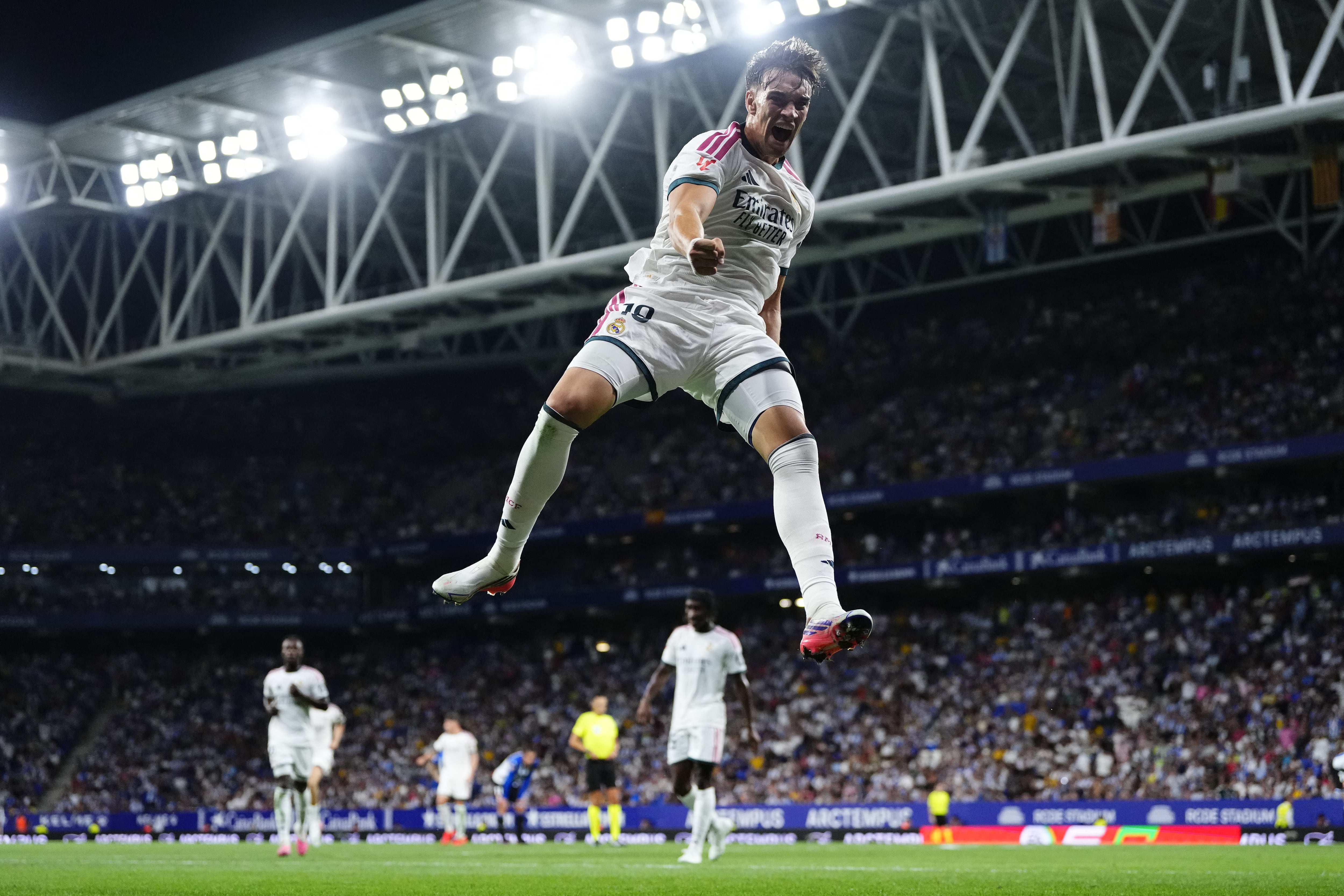 El delantero del Real Madrid Carlos Espí festeja con todo su gol ante el Espanyol, que les dio la victoria a los merengues en su primer partido de la Liga Española 2026-2027.